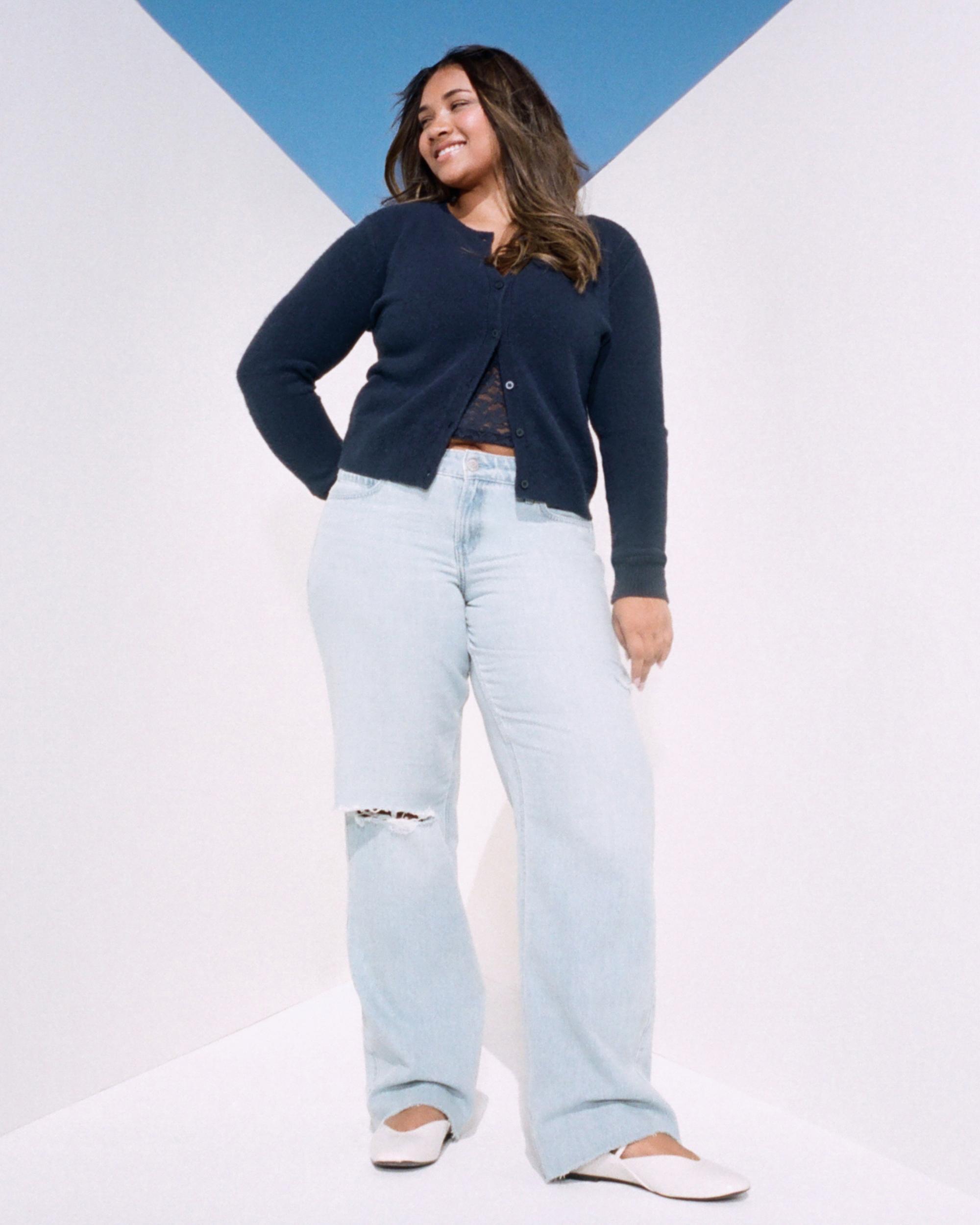 Low-Rise Medium Wash Cargo Baggy Jeans Product Image