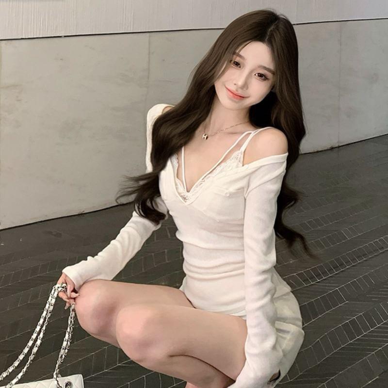 Long Sleeve V-Neck Plain T-Shirt / V-Neck Lace Cami Top Product Image