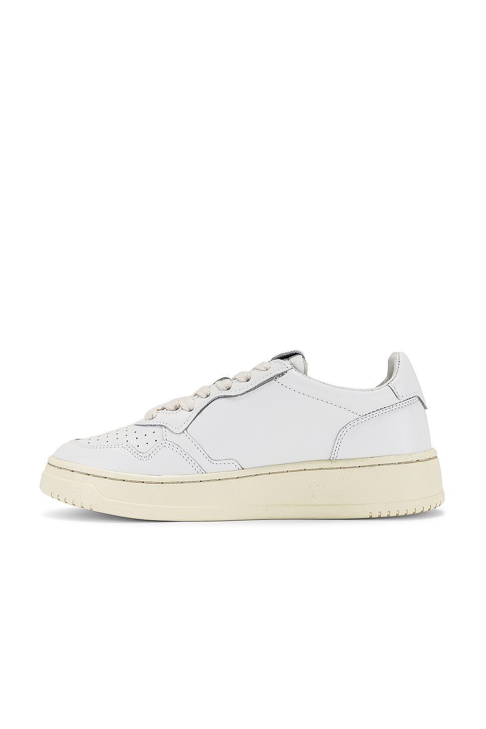 01 Low Sneaker Autry Product Image
