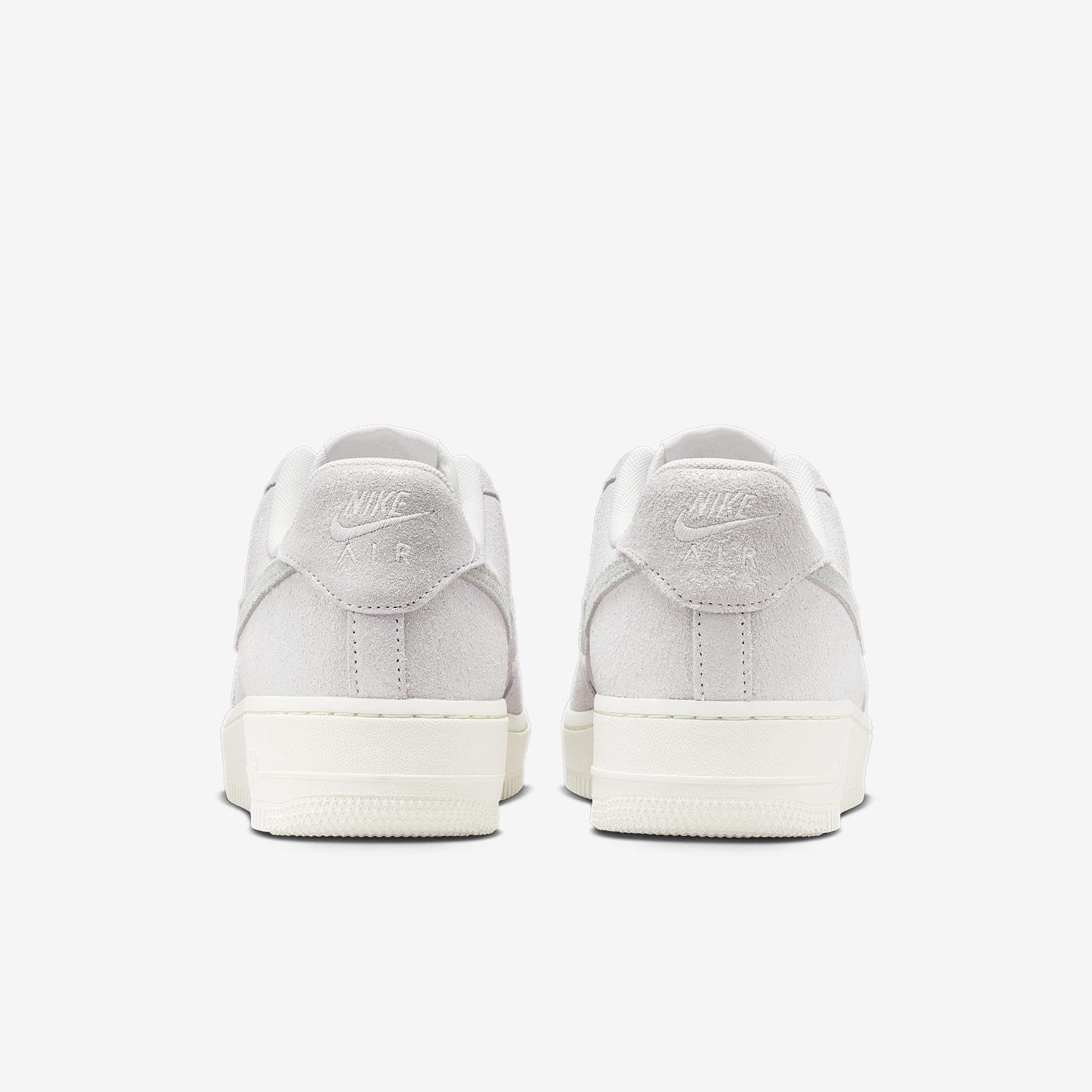 Nike Women's Air Force 1 '07 SE Shoes Product Image