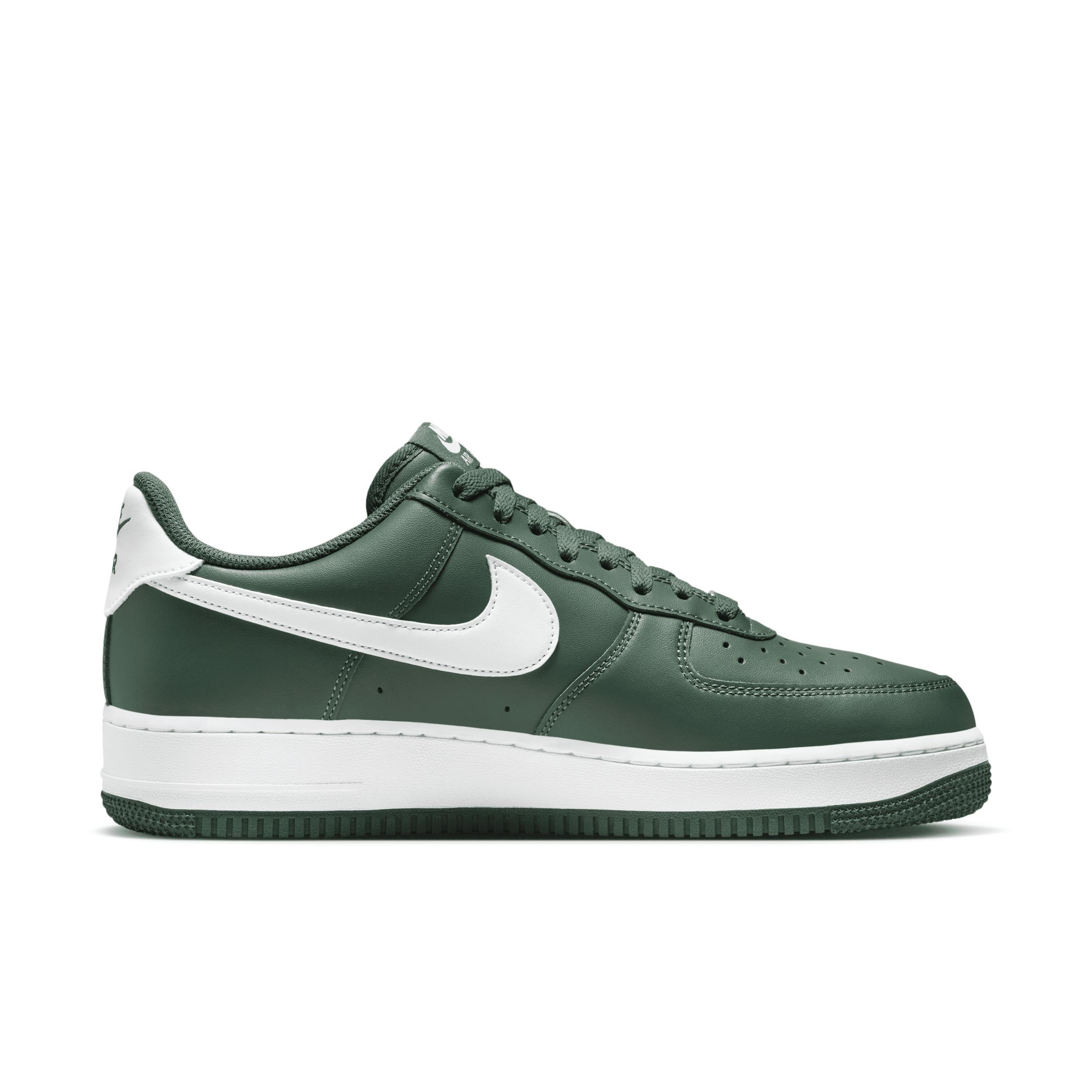 Nike Men's Air Force 1 '07 LV Shoes Product Image