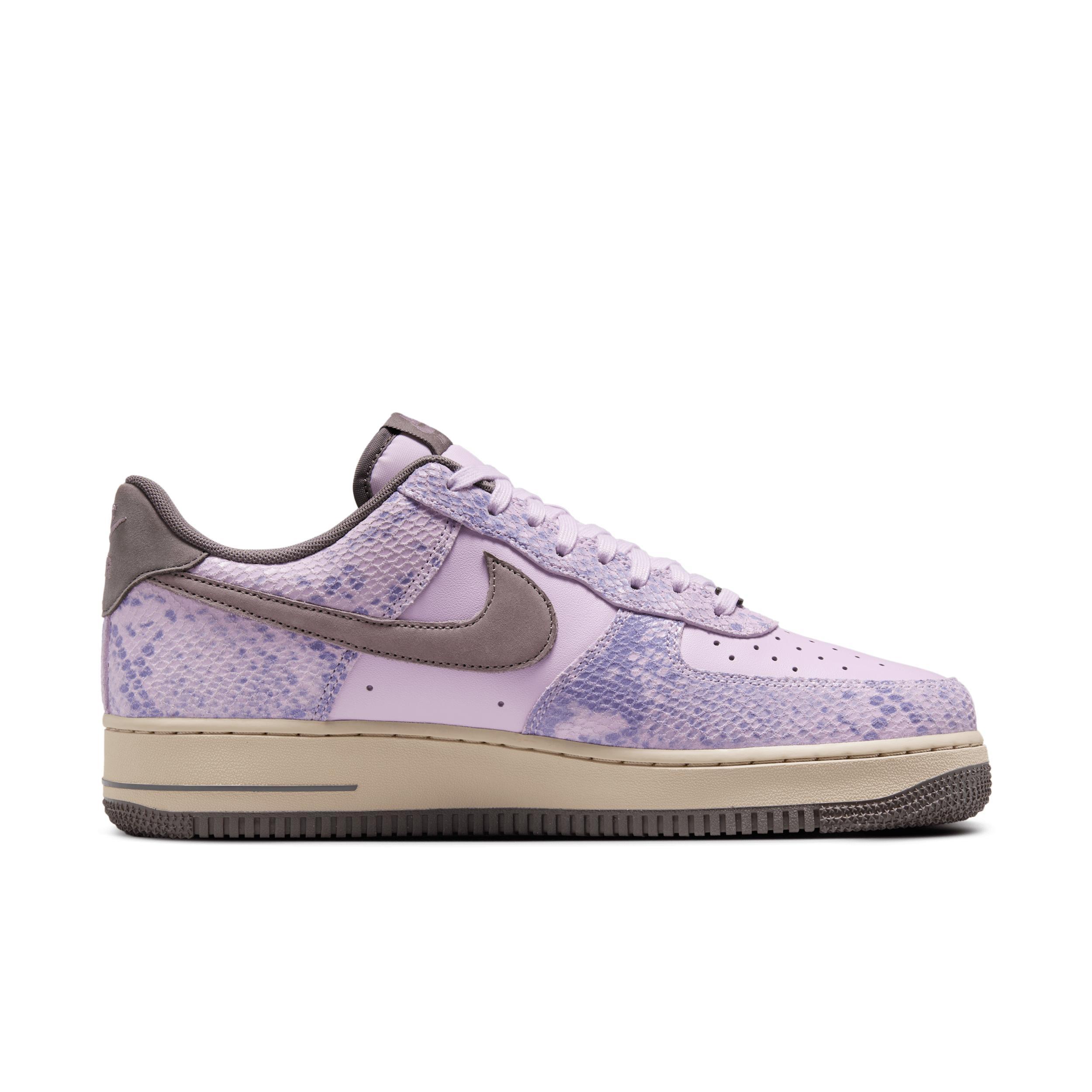 Nike Men's Air Force 1 '07 LV8 Shoes Product Image