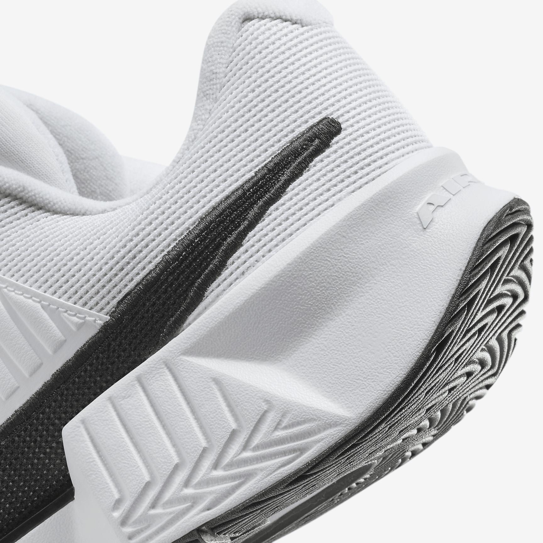 Nike Men's GP Challenge Pro Hard Court Tennis Shoes Product Image