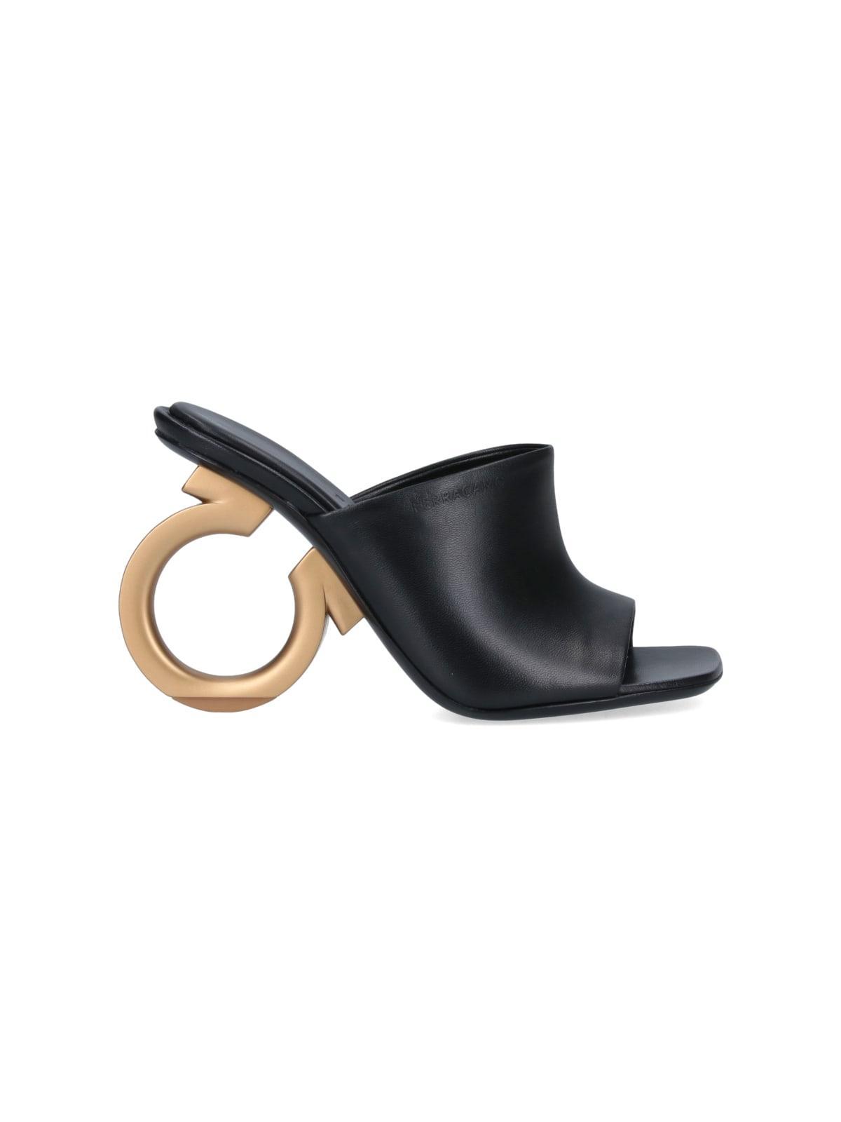 FERRAGAMO Pantoletten Mit Logo-absatz In Nero Product Image
