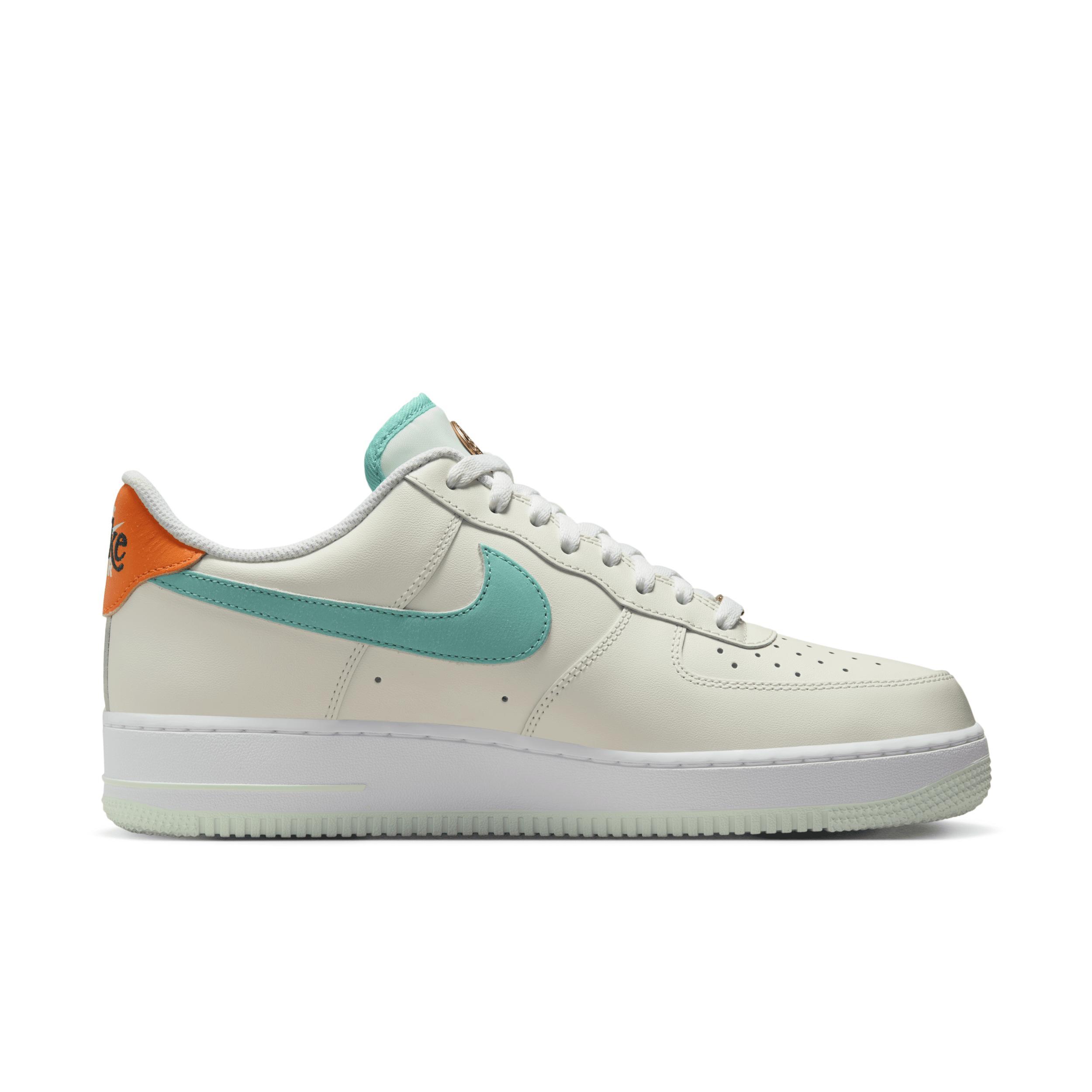 Nike Men's Air Force 1 '07 LV Shoes Product Image