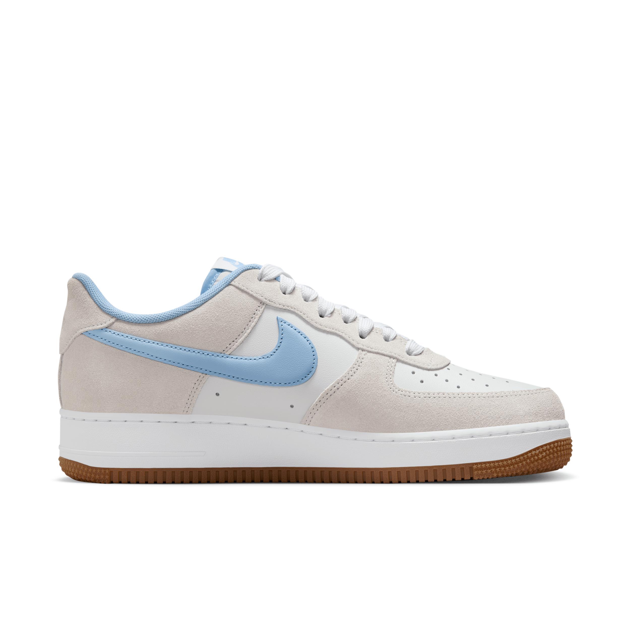Nike Men's Air Force 1 '07 LV Shoes Product Image