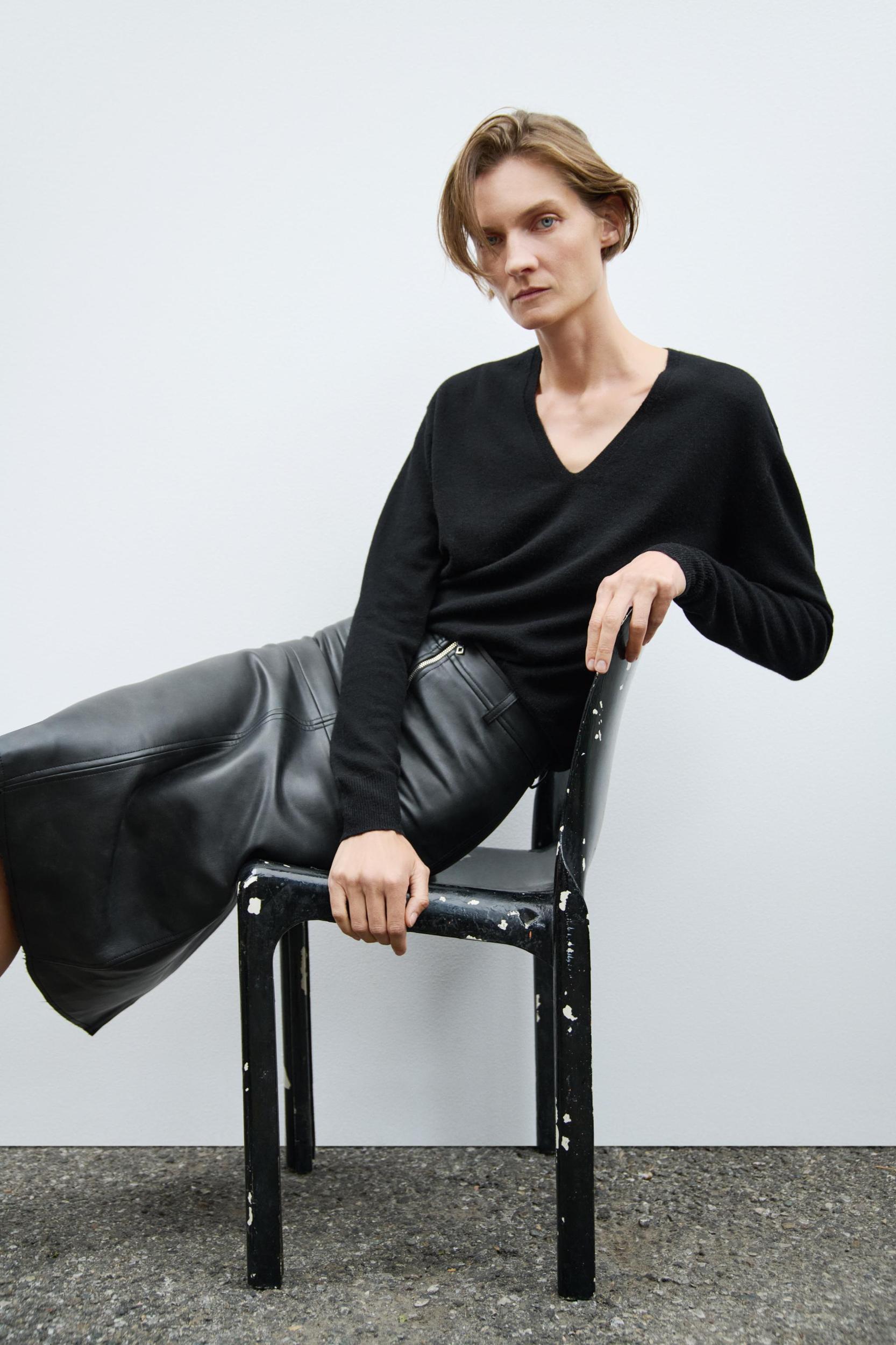 100% WOOL EXTRA SOFT SWEATER Product Image