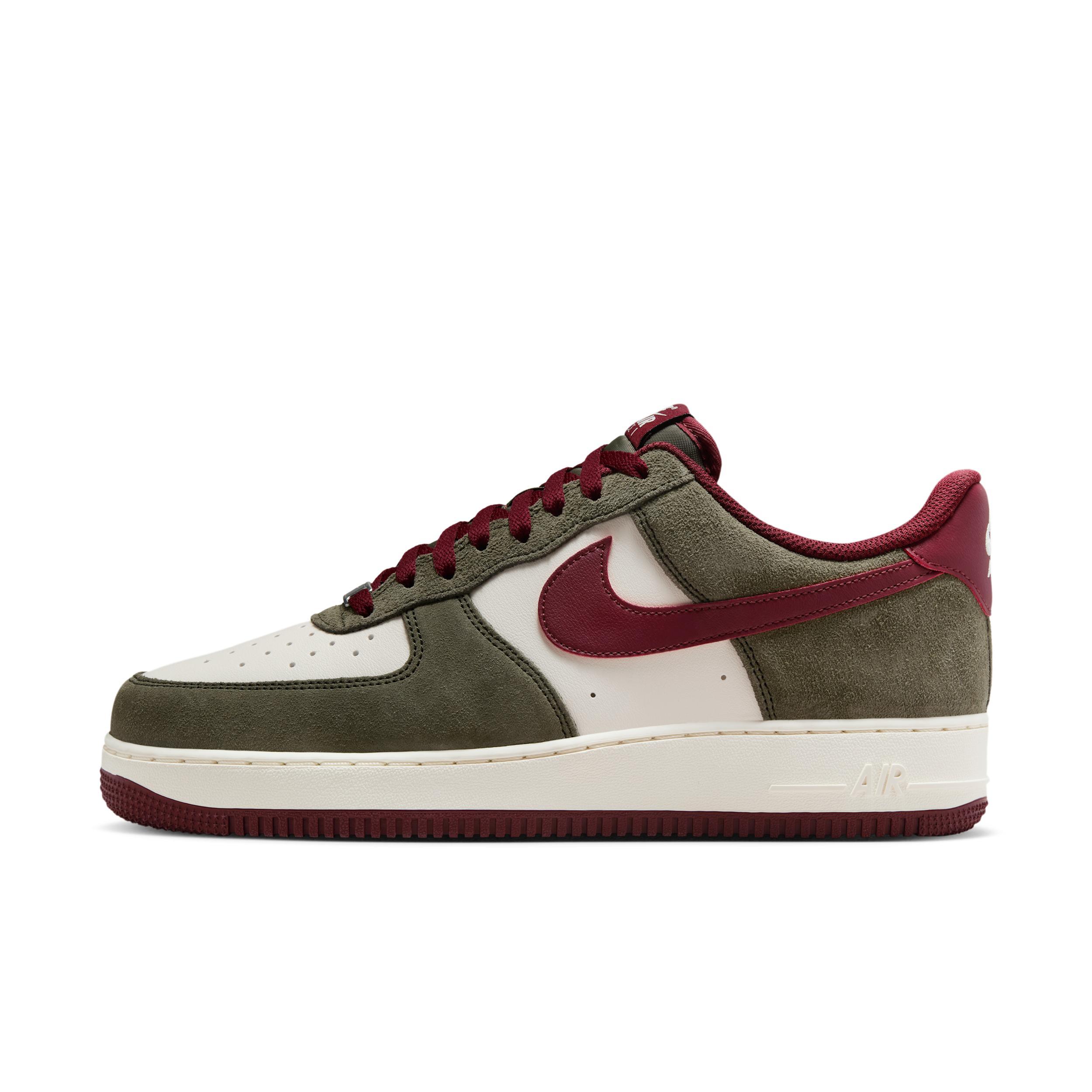 Nike Men's Air Force 1 '07 LV Shoes Product Image