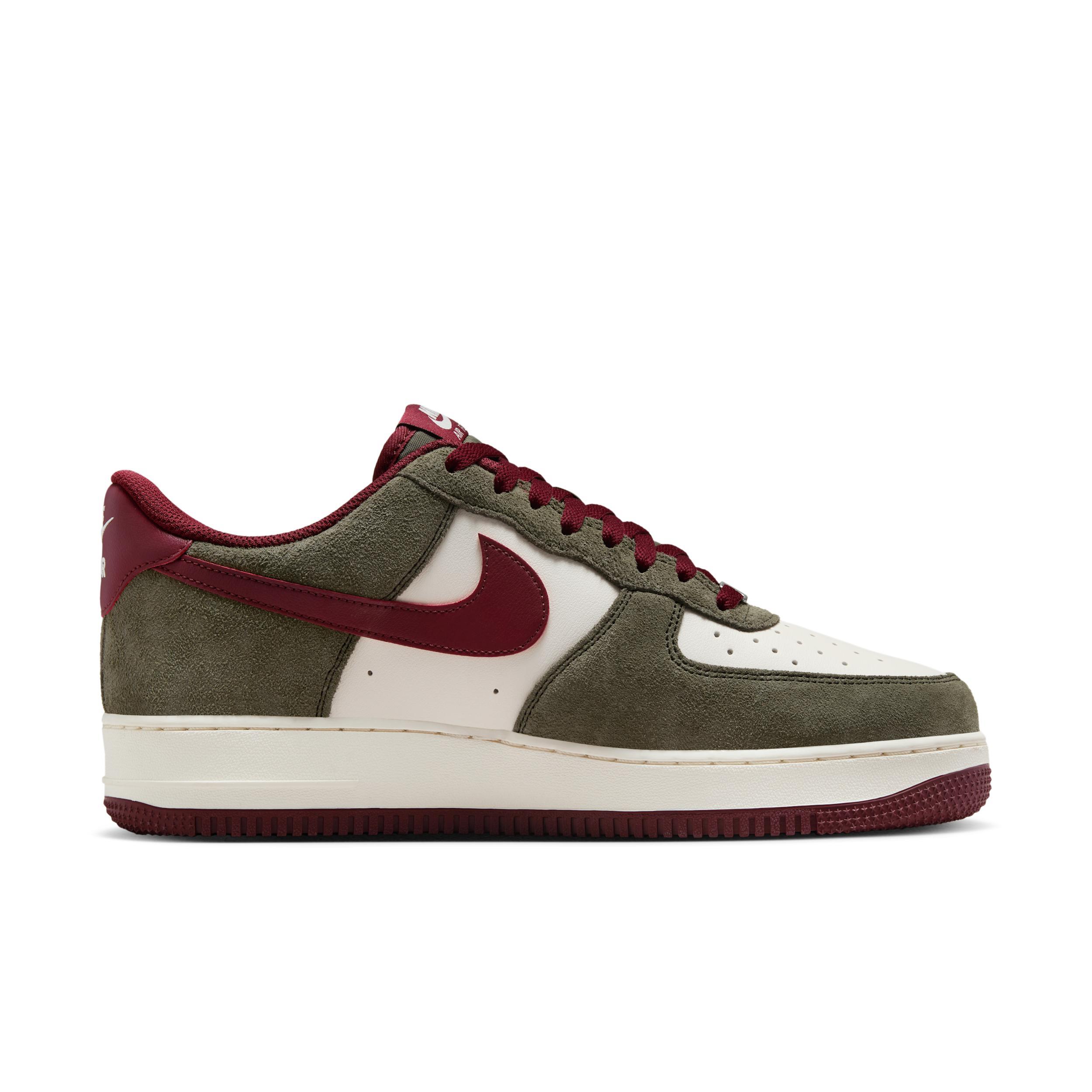 Nike Men's Air Force 1 '07 LV Shoes Product Image