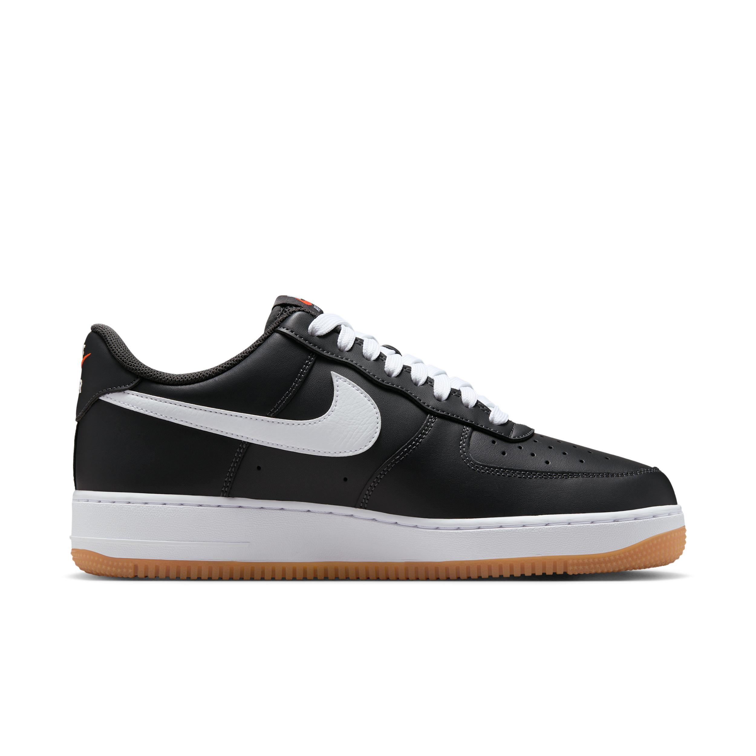 Nike Men's Air Force 1 '07 LV Shoes Product Image