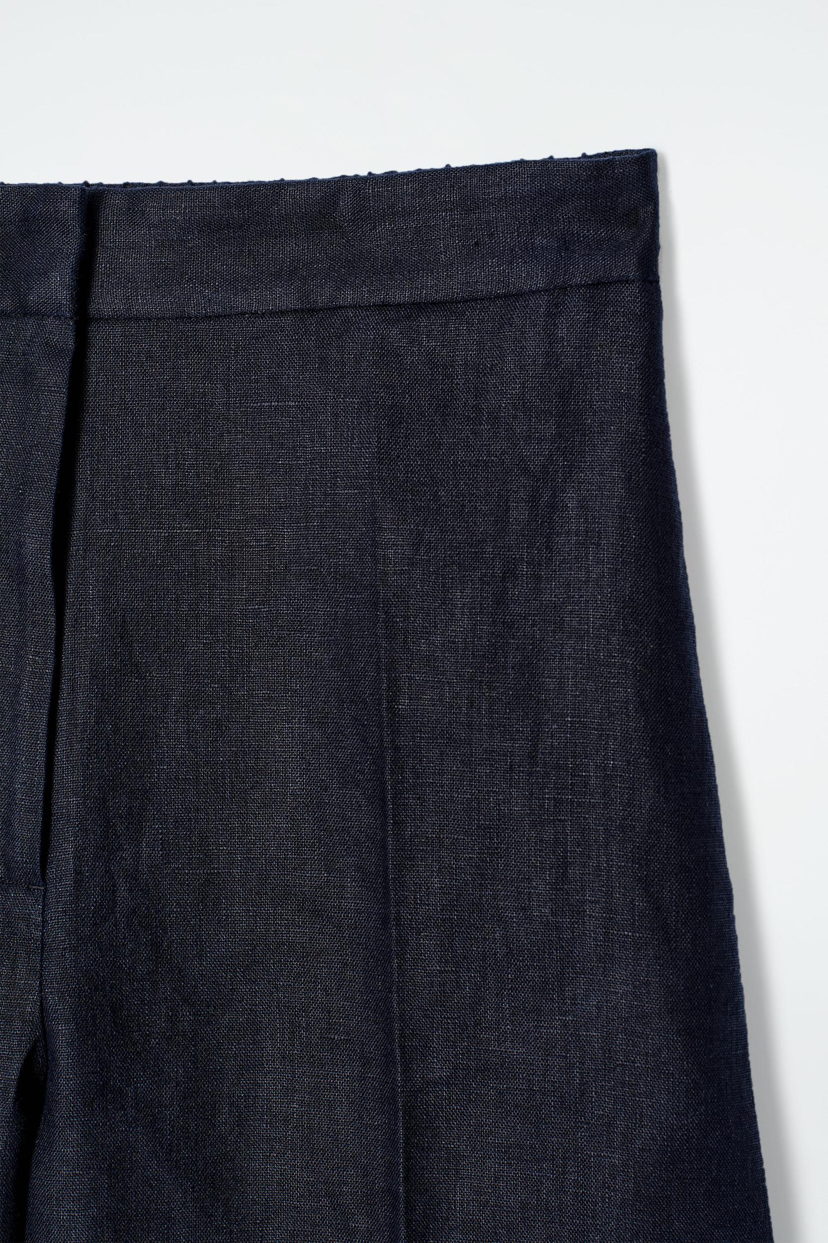 TAILORED ELASTICATED LINEN SHORTS Product Image