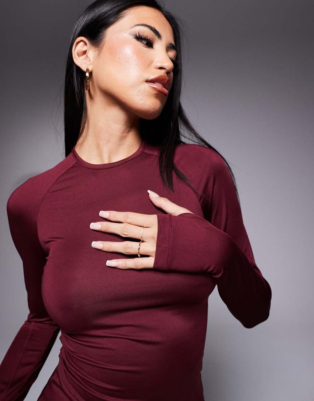 4505 Icon slim fit active long sleeve top in burgundy  Product Image