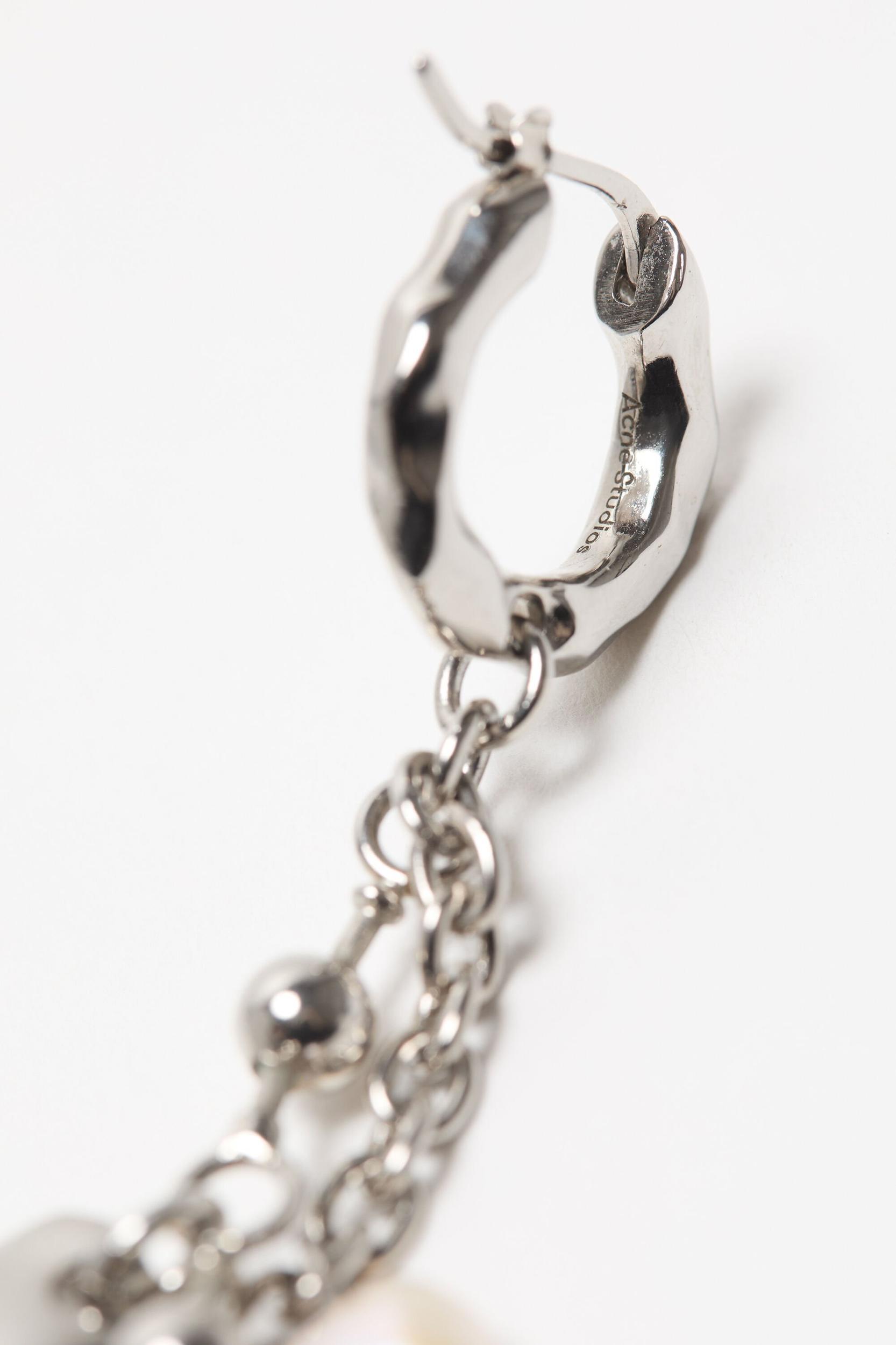 Claw charm earring Product Image