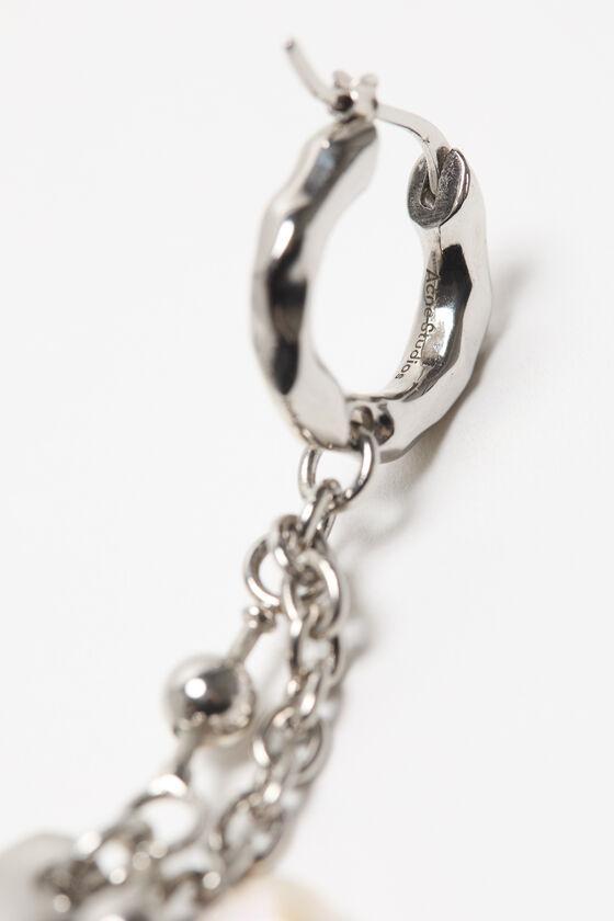 Claw charm earring Product Image