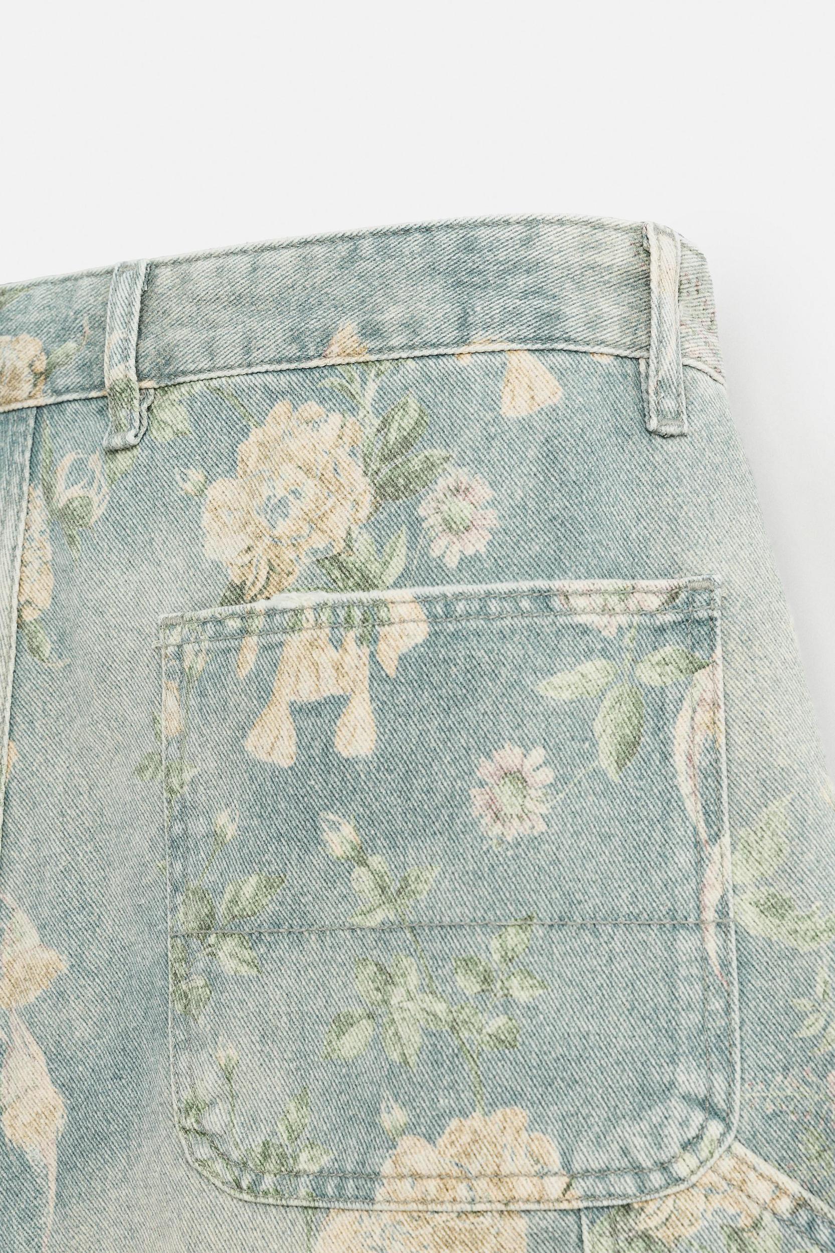 FLORAL PRINT CARPENTER POCKET BERMUDA SHORTS Product Image