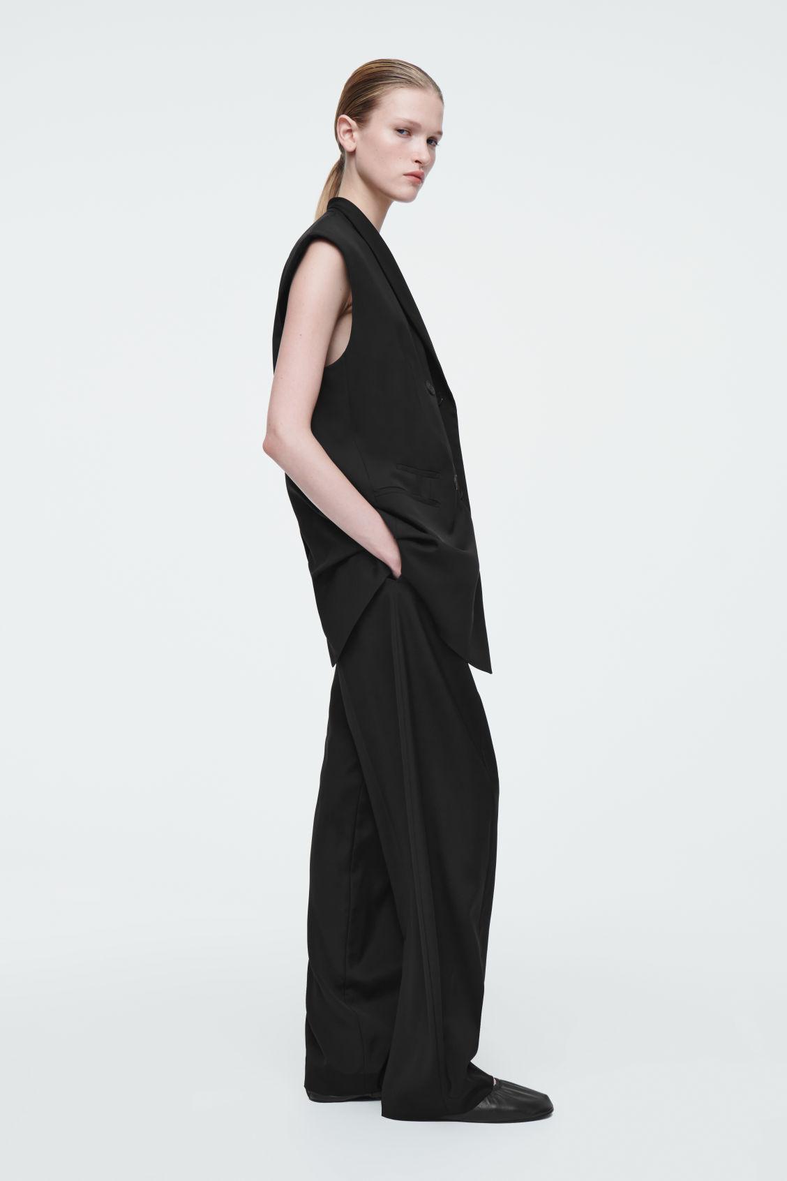 THE FLUID BARREL-LEG PANTS Product Image