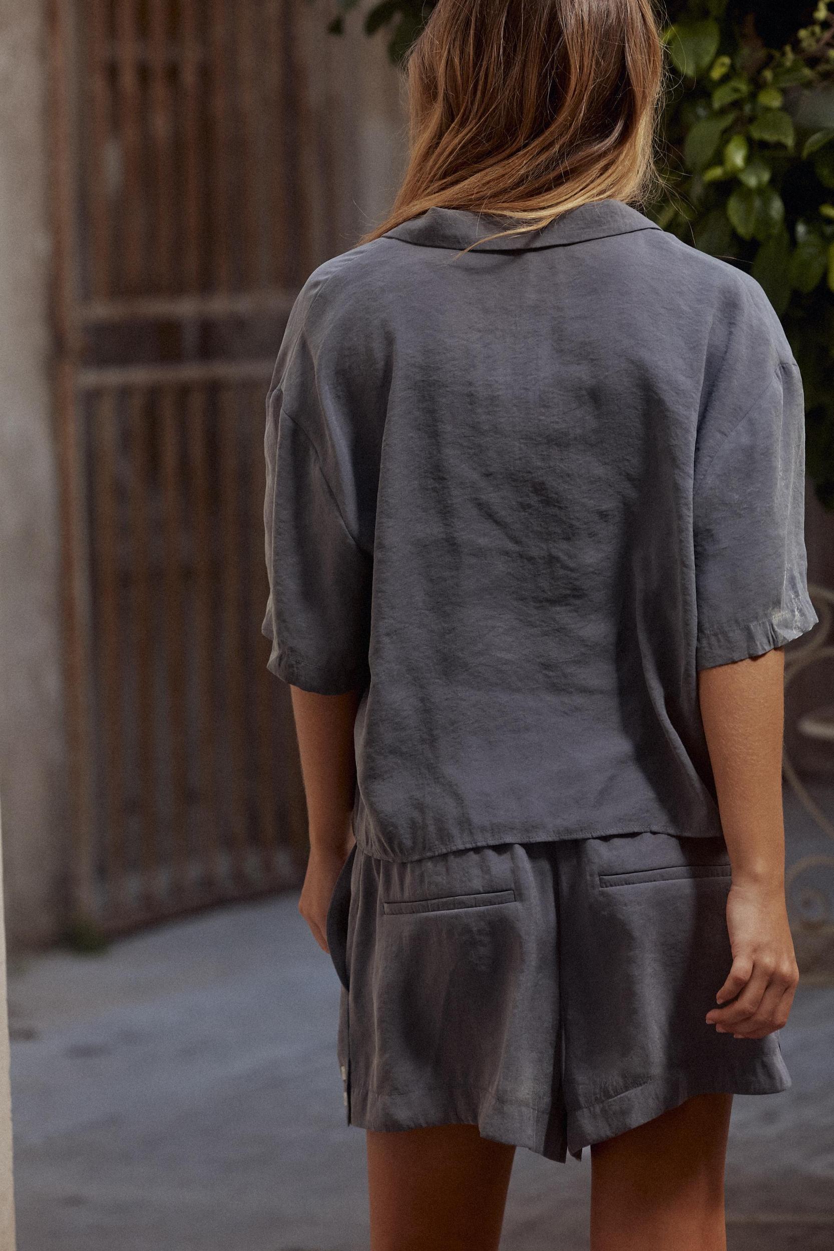 FLOWY SHORT SLEEVE SHIRT Product Image