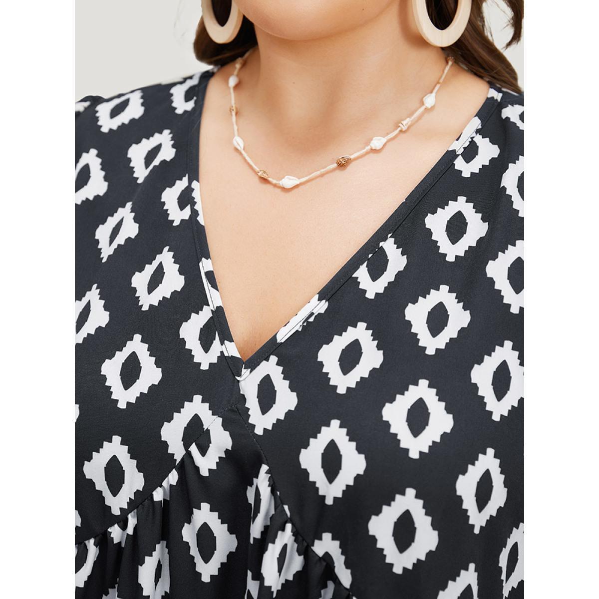 Plus Size Geometric Print Gathered Pocket Puff Sleeve Dress Black Women Vacation Gathered V-neck Short sleeve Curvy Knee Dress BloomChic 30/6X Product Image