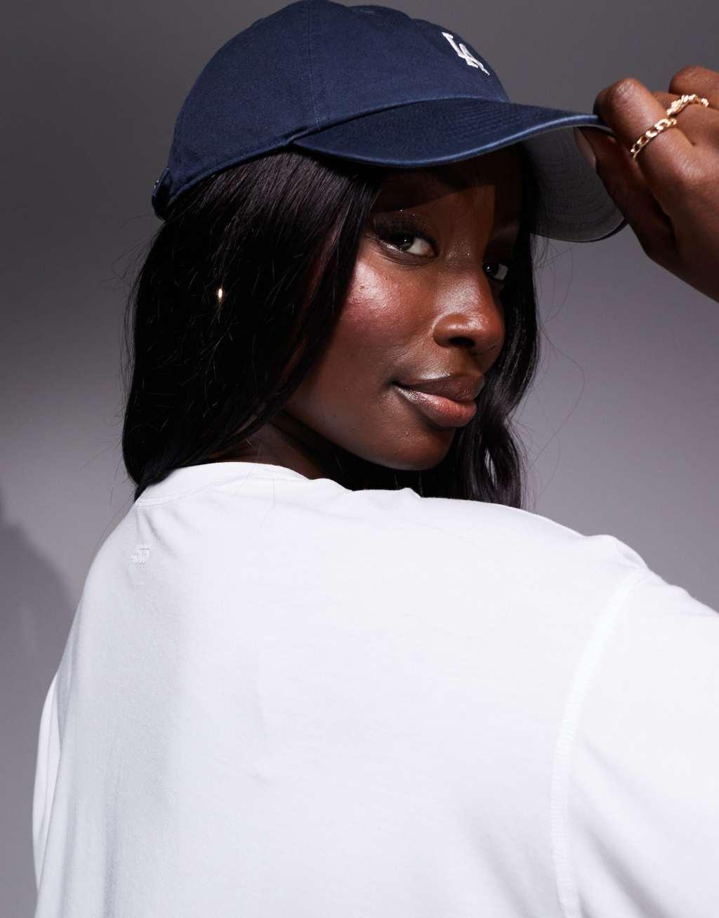 4505 Curve Icon quick dry performance cropped boxy t-shirt in white  Product Image