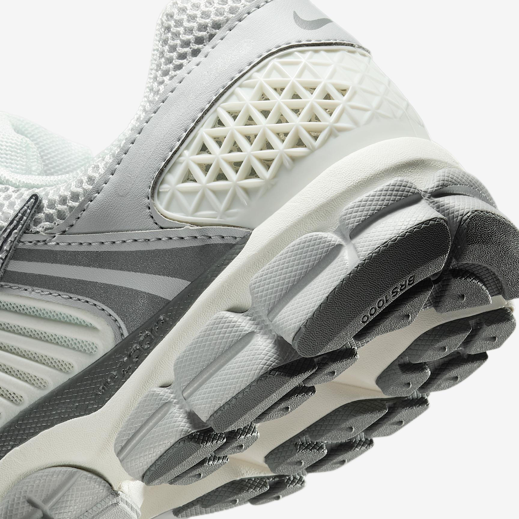 Nike Men's Zoom Vomero 5 Shoes Product Image