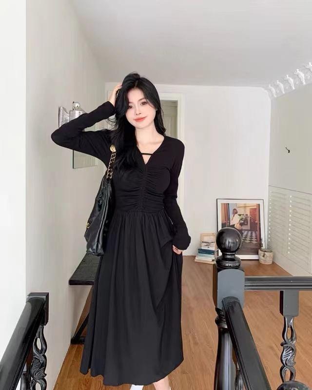 Long-Sleeve V-Neck Plain Ruched Midi A-Line Dress Product Image