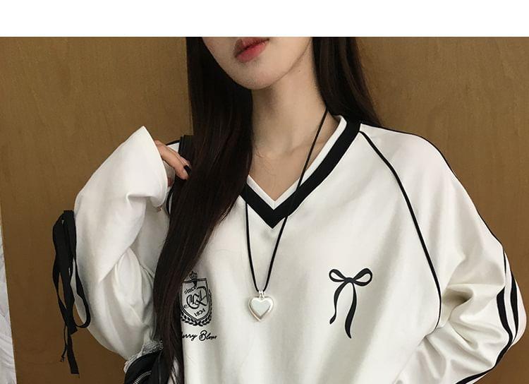 Long Sleeve V-Neck Bow Print Striped Bow Accent Loose-Fit Sweatshirt Product Image