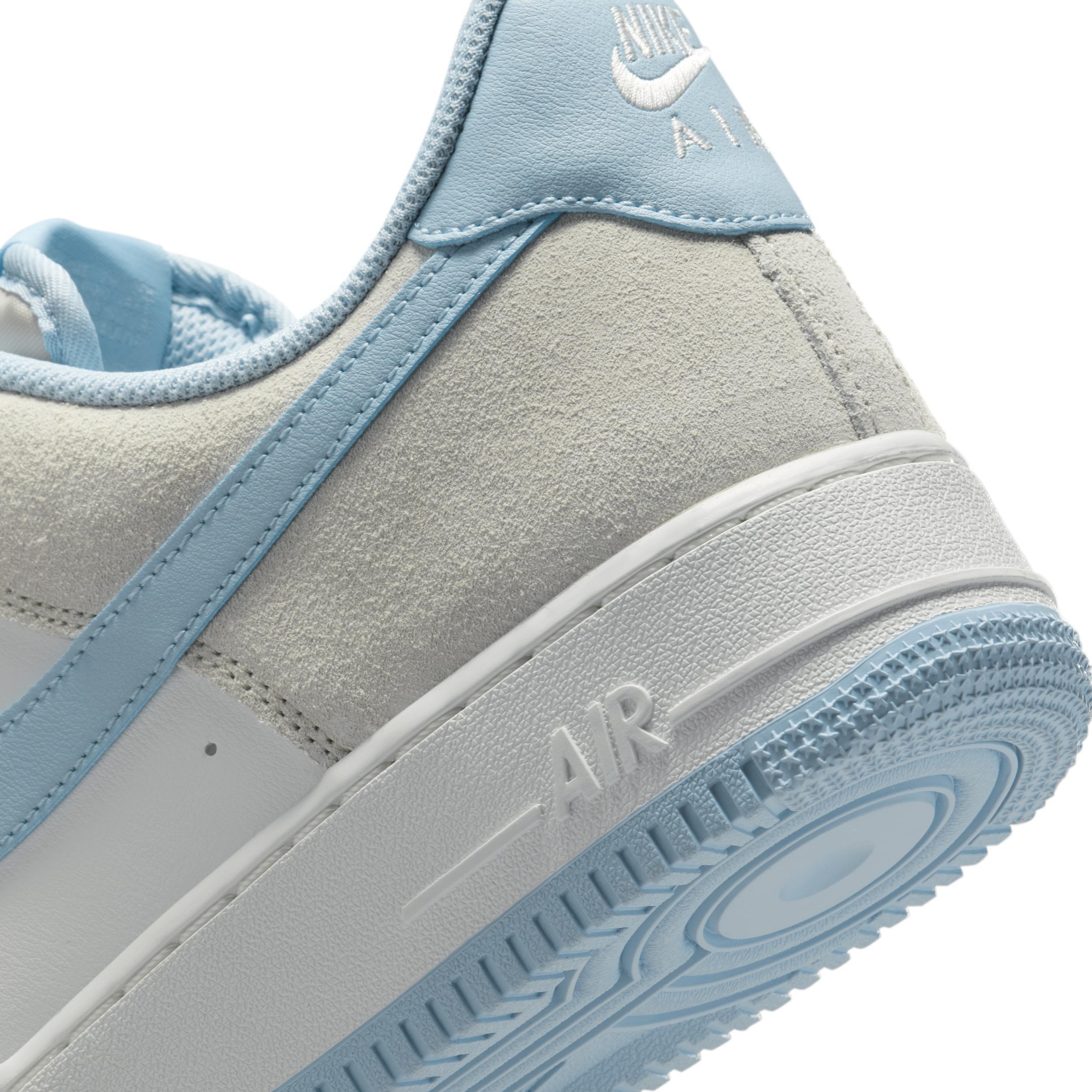 Nike Men's Air Force 1 '07 LV Shoes Product Image