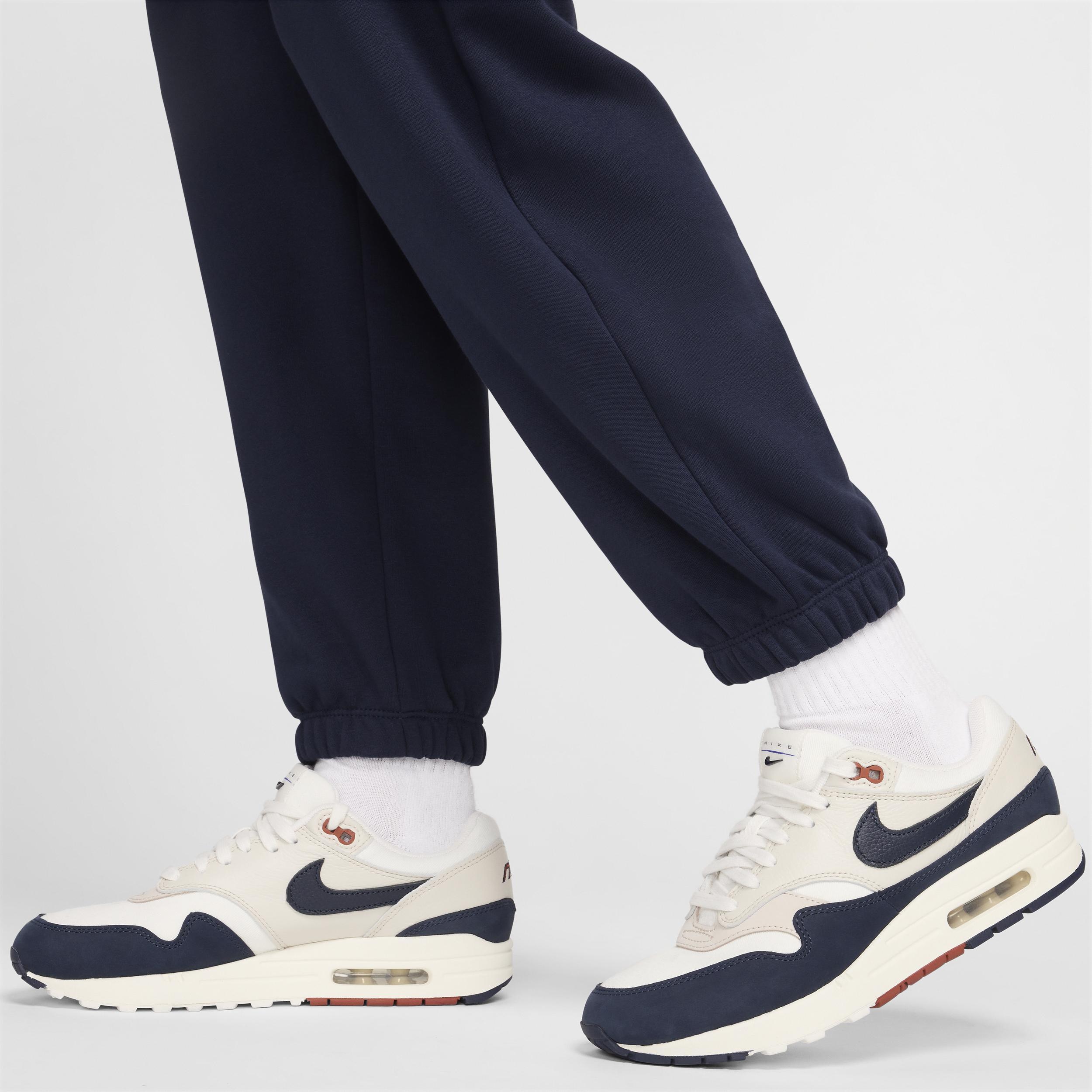 Women's Nike Sportswear Club Fleece Mid-Rise Oversized Cargo Sweatpants Product Image