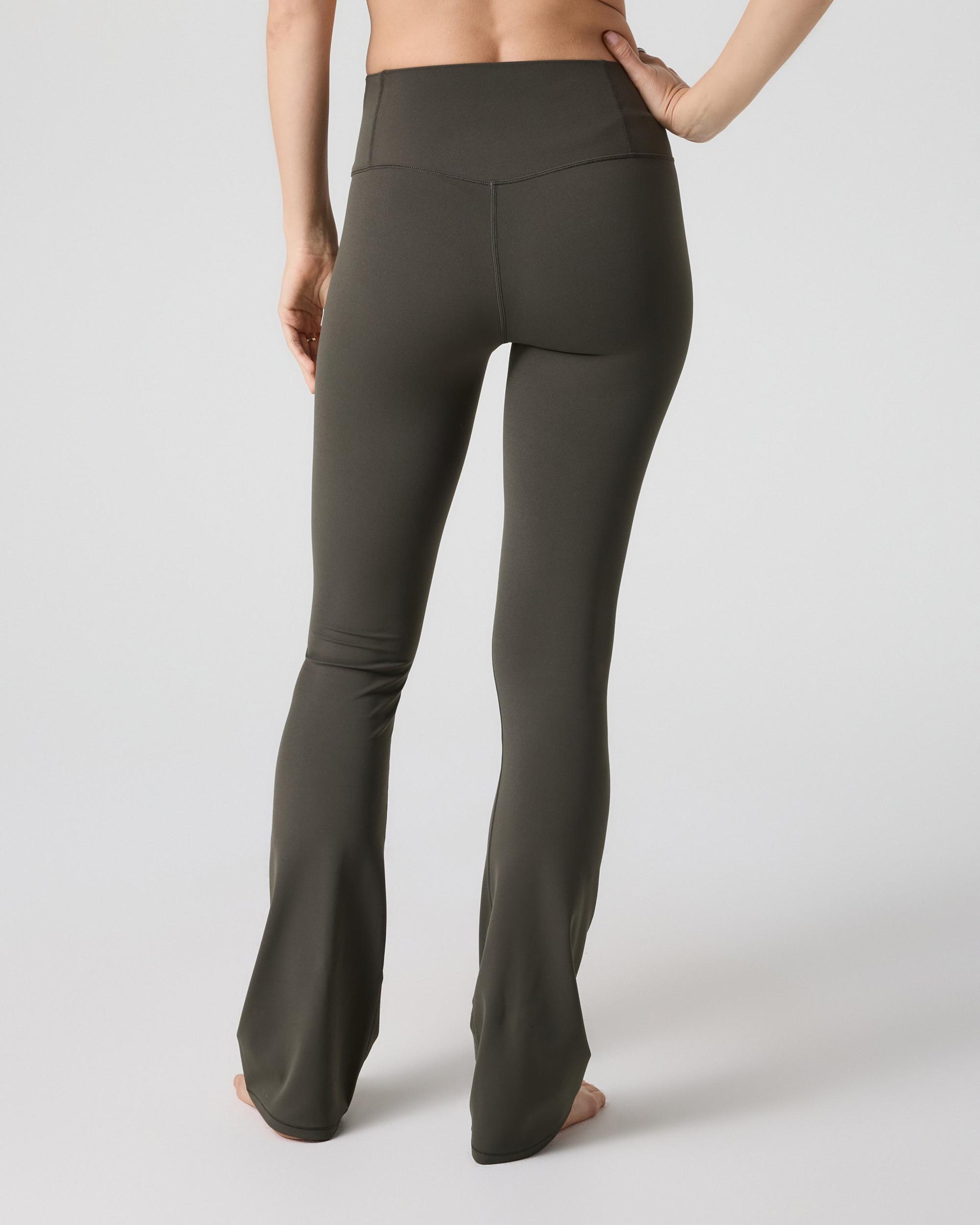 Vuori AllTheFeels™ Slim Flare - Short Product Image