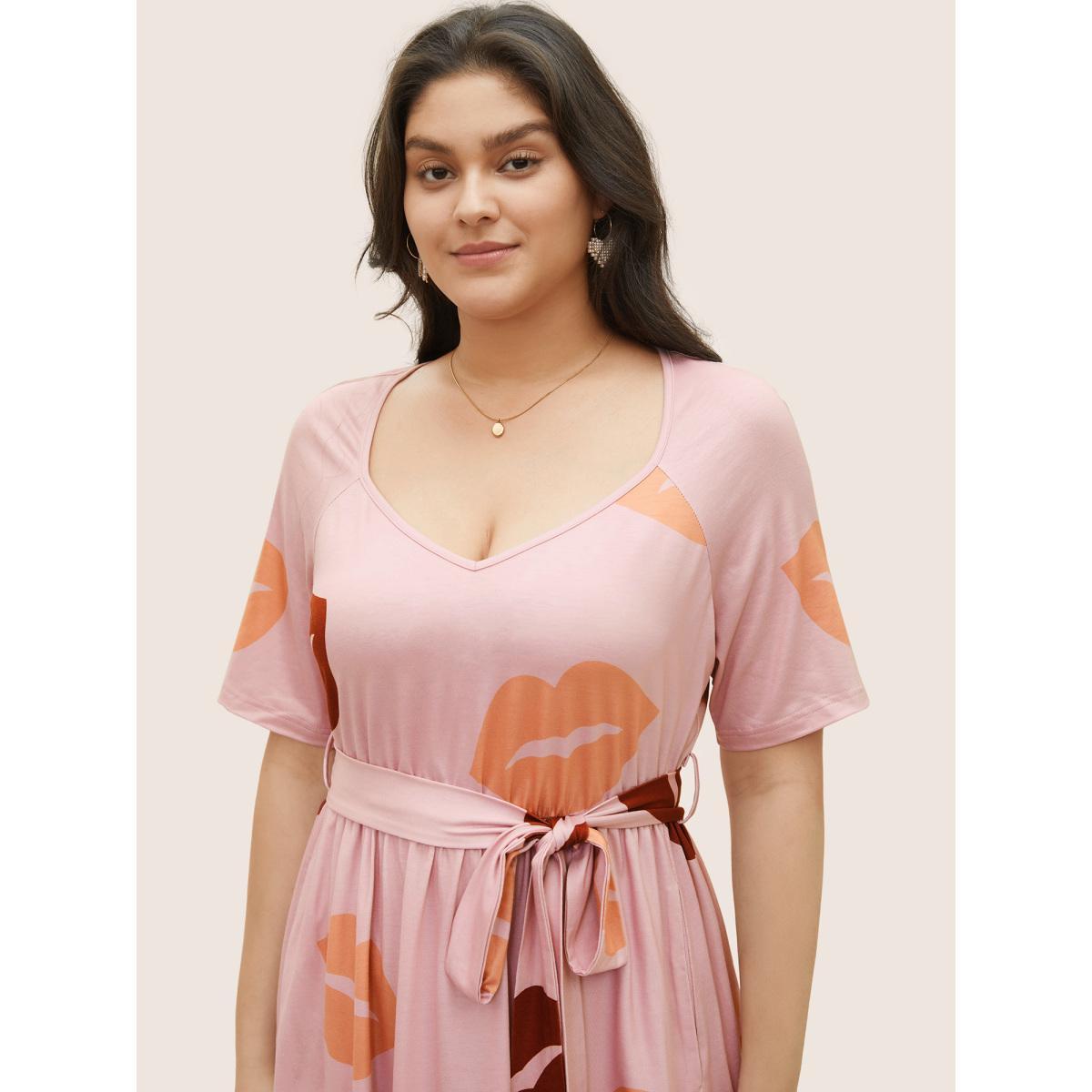 Plus Size Lip Print Elastic Waist Belted Gathered Dress Pink Women Casual Gathered Square Neck Short sleeve Curvy Midi Dress BloomChic 30/6X Product Image