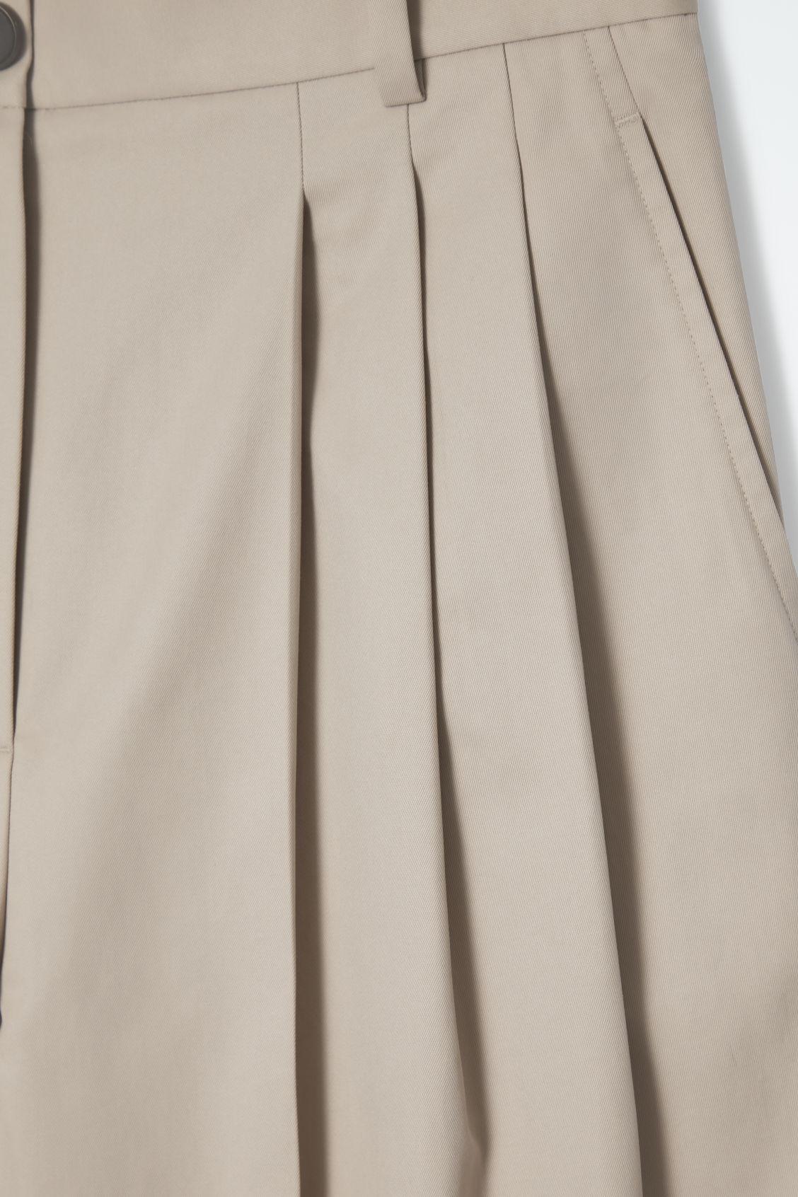 PLEATED BARREL-LEG COTTON PANTS Product Image