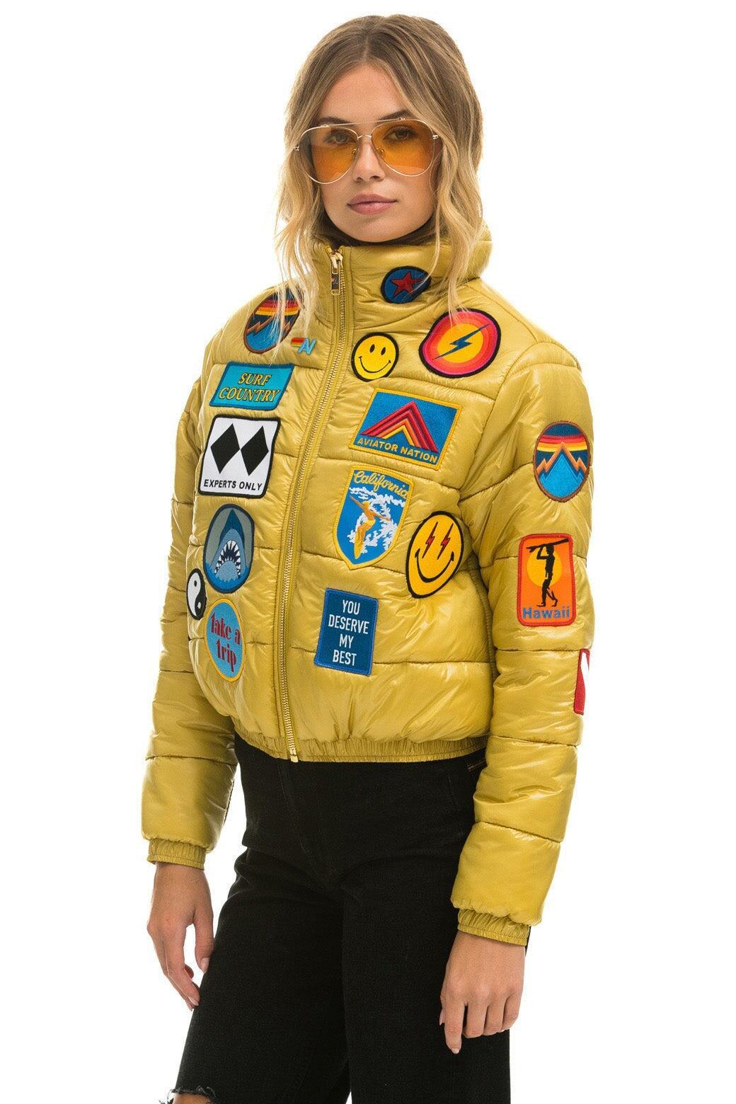 VINTAGE PATCH APRES PUFFER JACKET - HONEY GLOSSY Female Product Image
