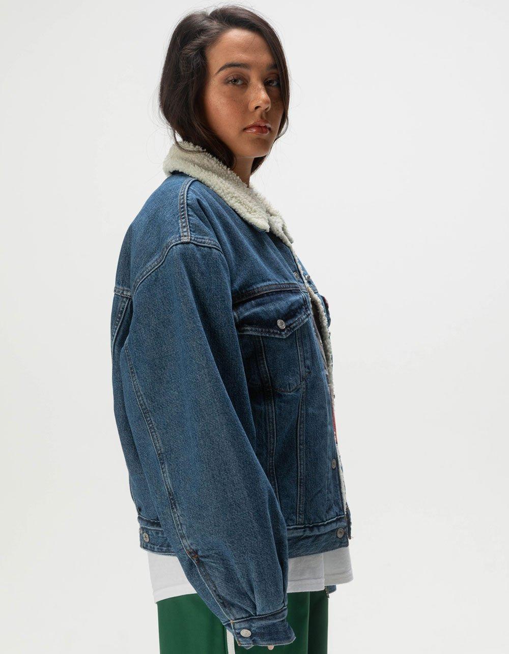 LEVI'S '90s Sherpa Womens Trucker Jacket Product Image