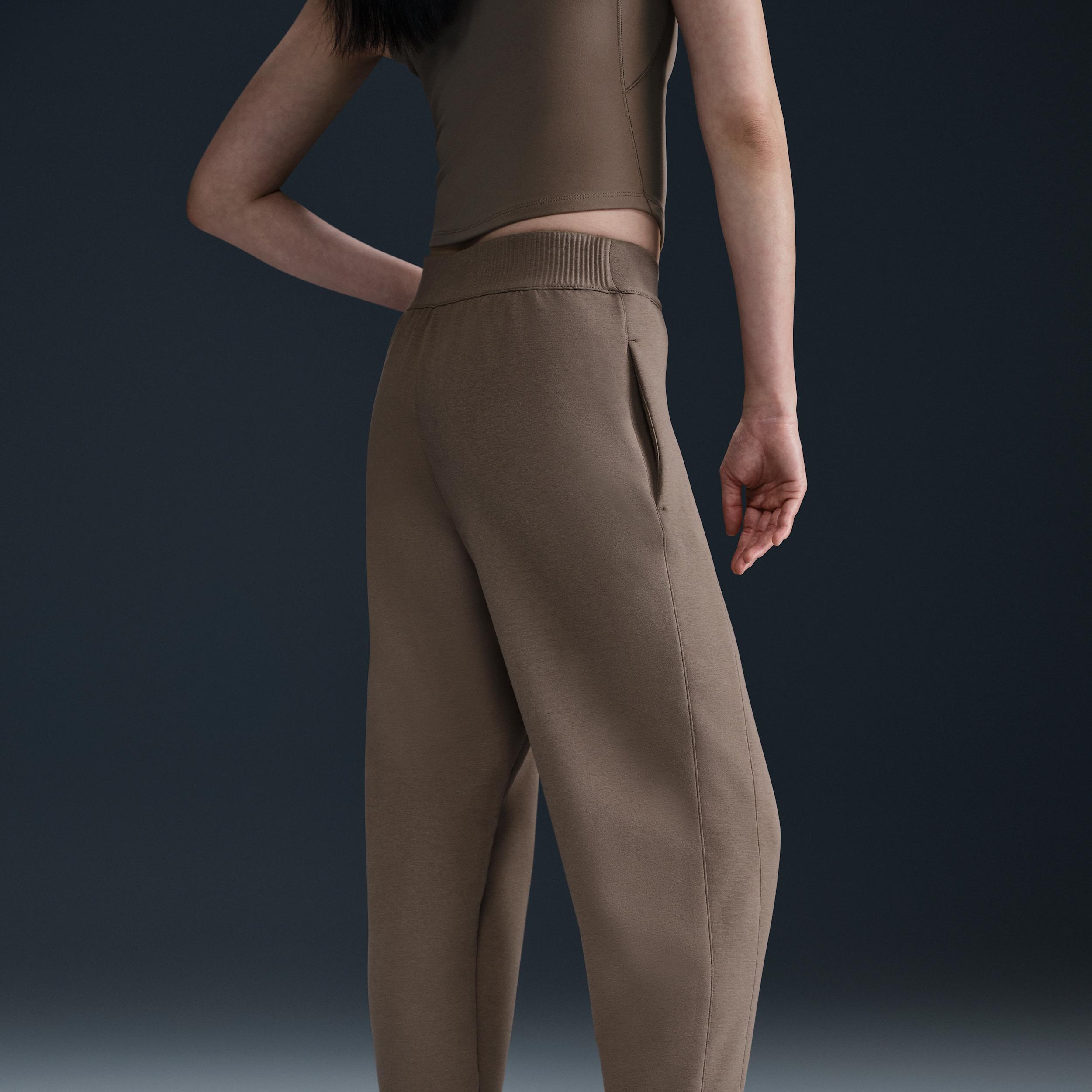 Nike Women's 24.7 ImpossiblySoft Dri-FIT Mid-Rise Jogger Pants Product Image