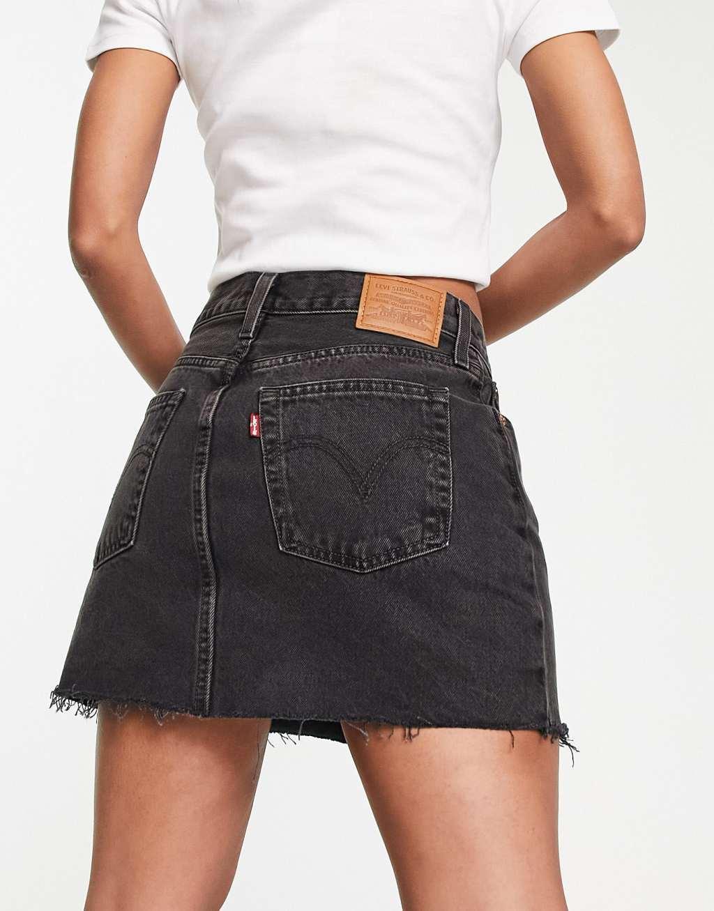 Levi's icon skirt with distressed hem in black Product Image
