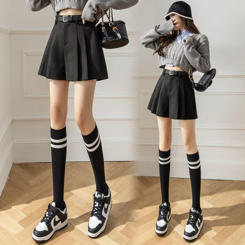 High Waist Plain Pleated Shorts Product Image