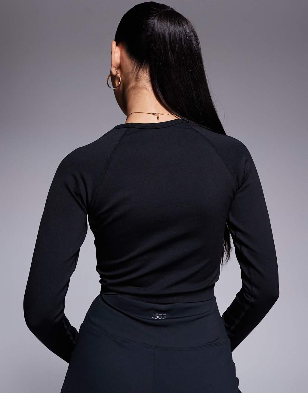 4505 seamless cropped long sleeve top in black  Product Image