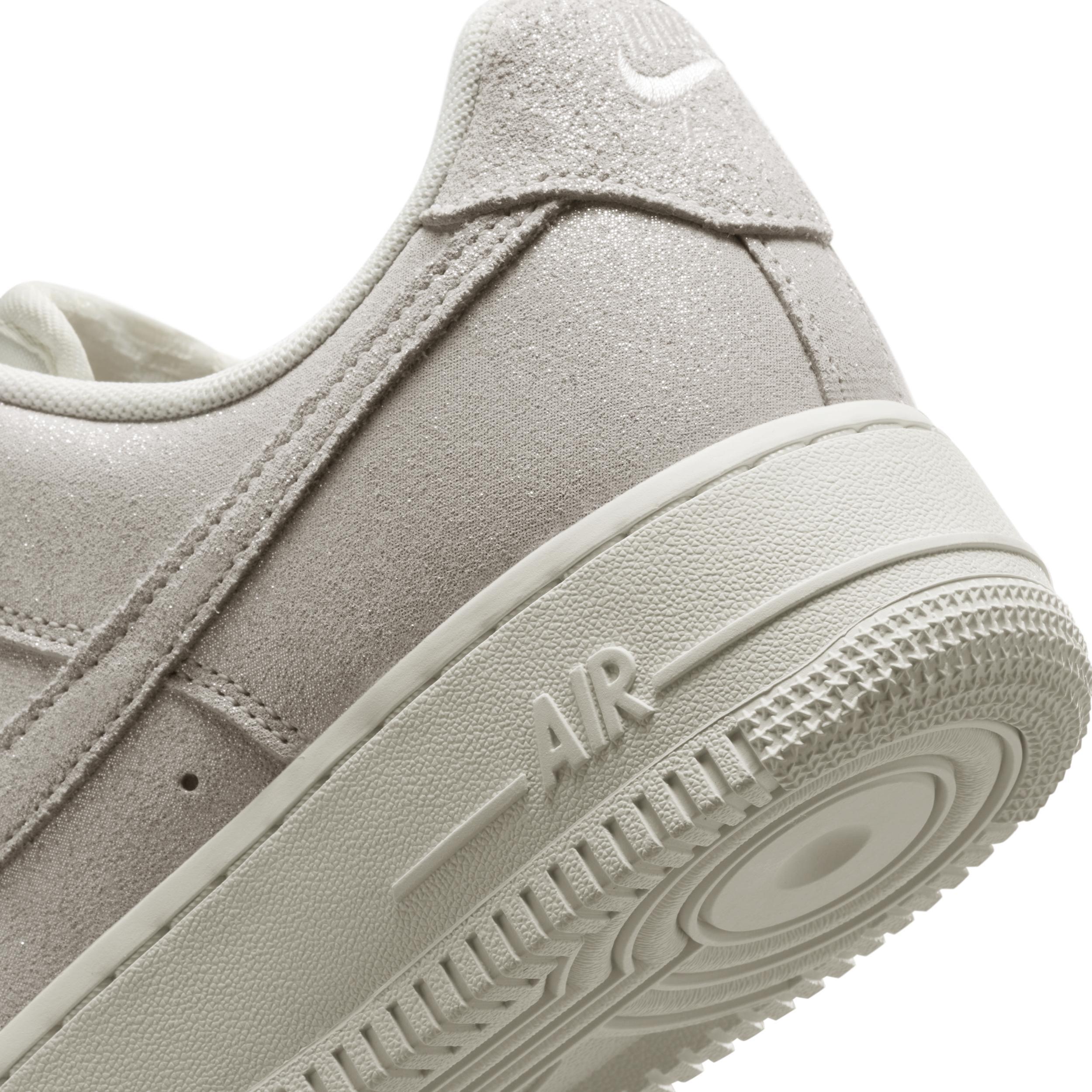 Nike Women's Air Force 1 '07 SE Shoes Product Image