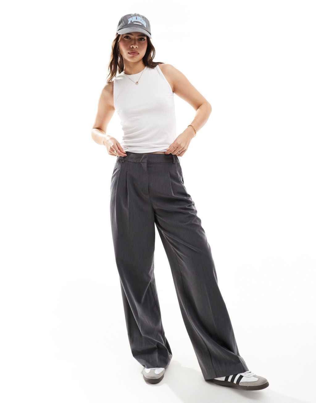 Object tank top in white Product Image