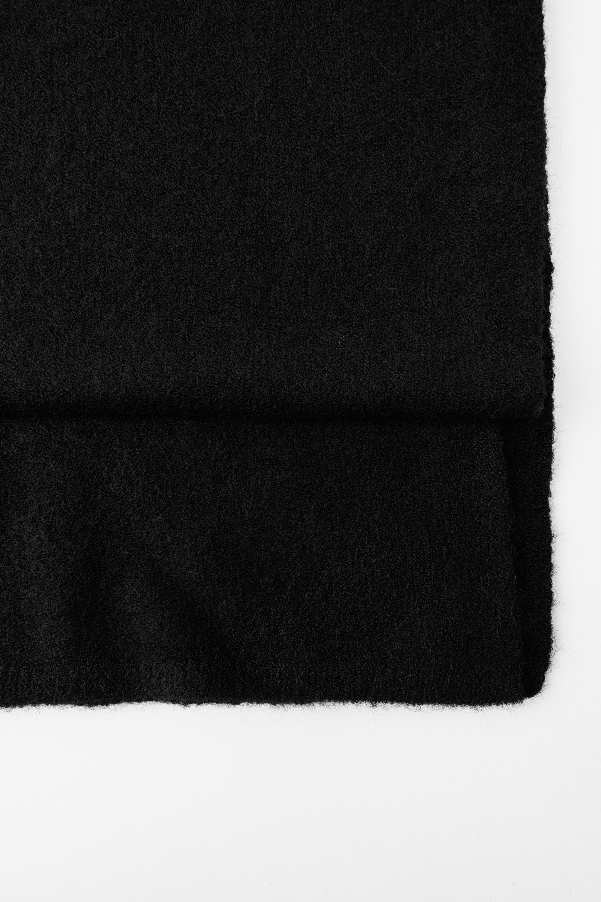 FINE KNIT SCARF Product Image