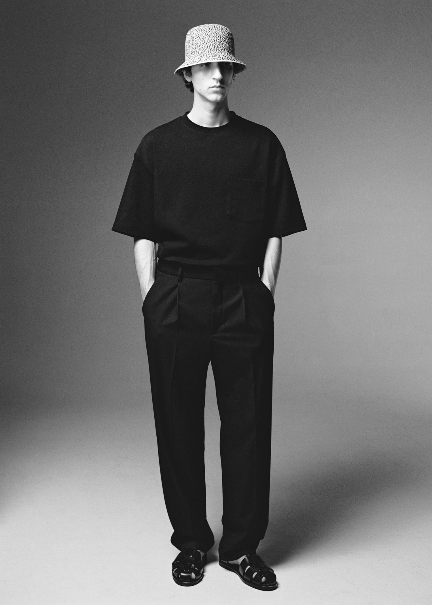 Oversized t-shirt with pocket - Men | MANGO USA Product Image