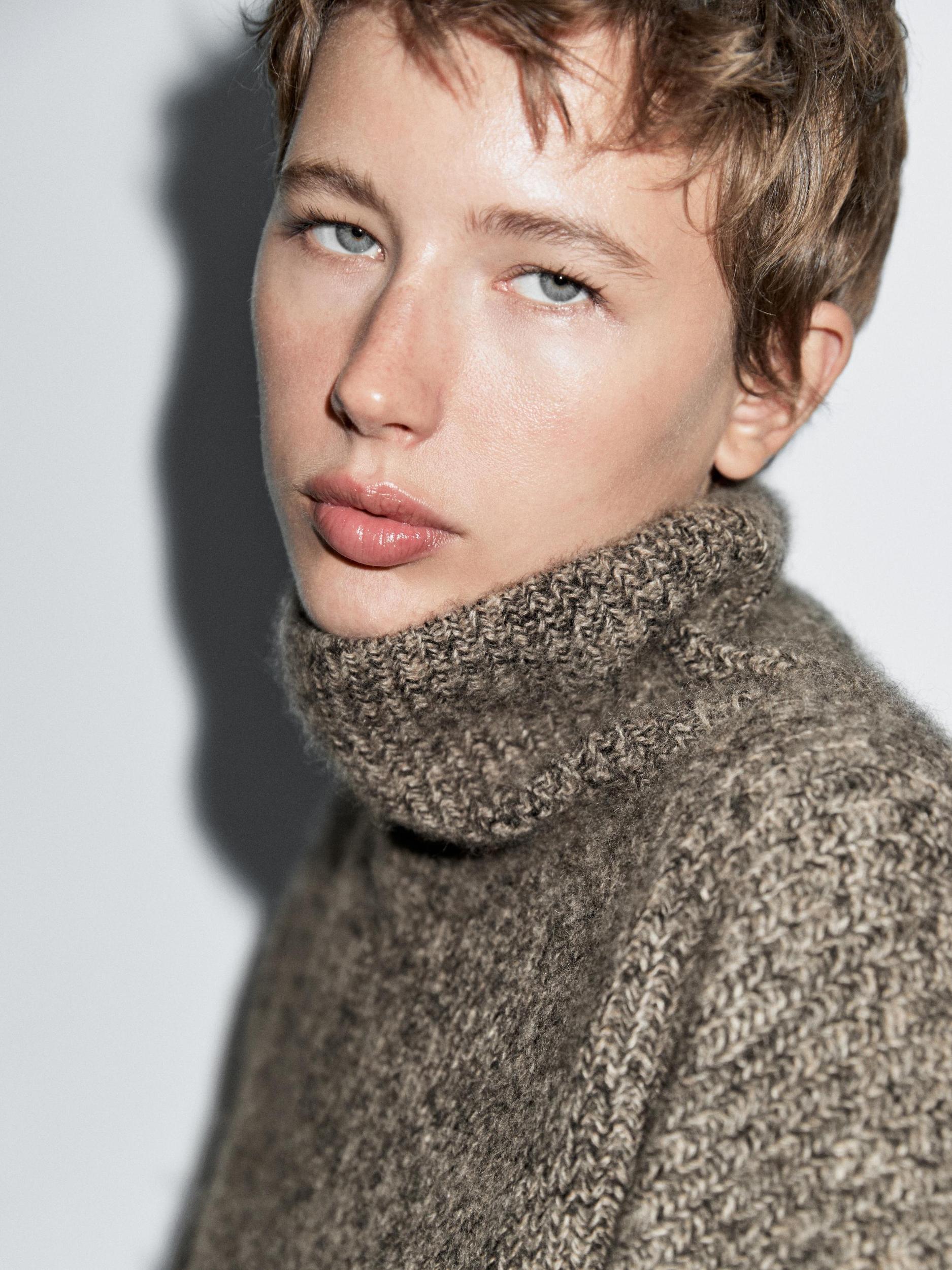 100% cashmere turtleneck sweater Product Image