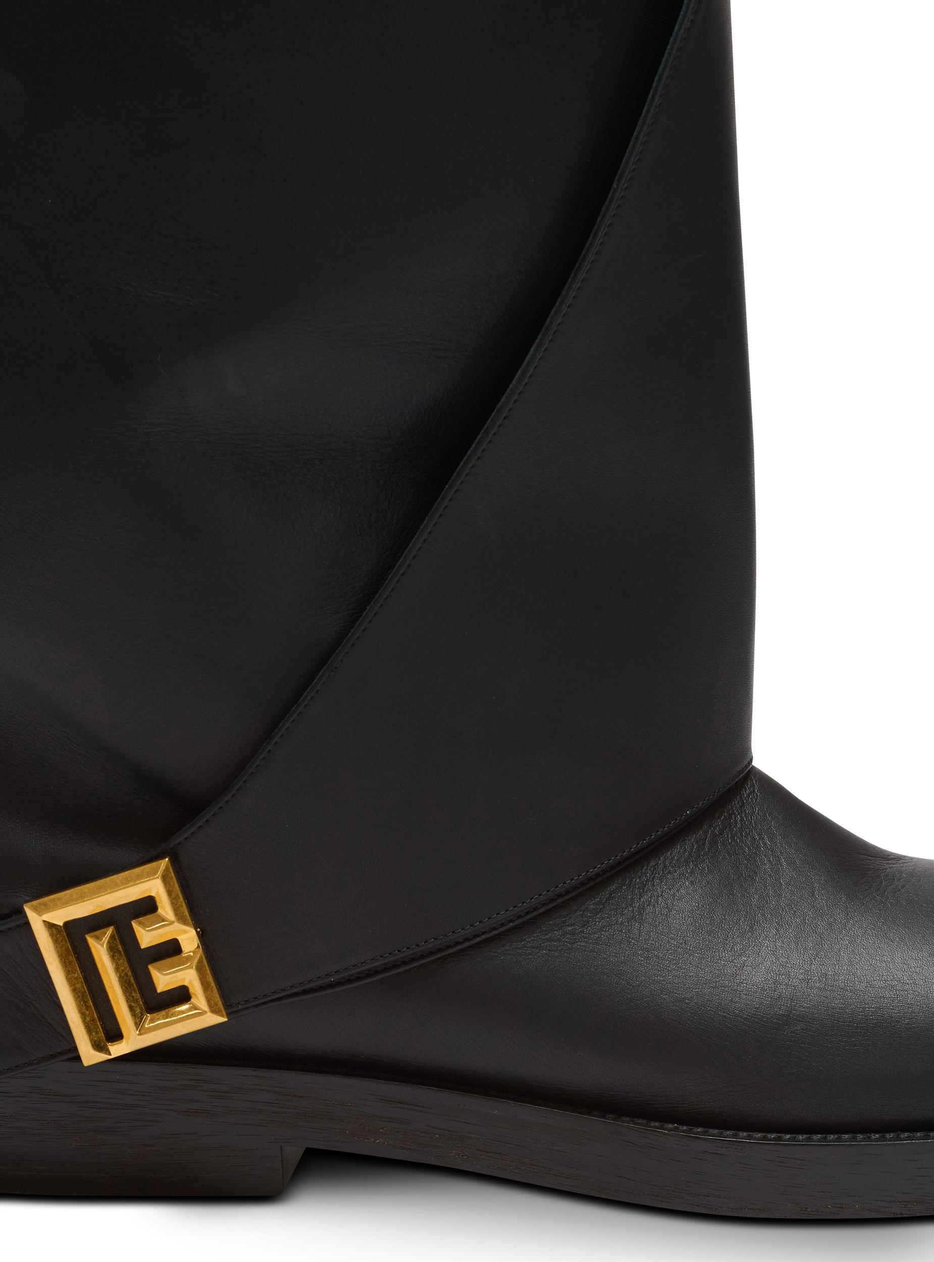 Twist flat leather boots Product Image