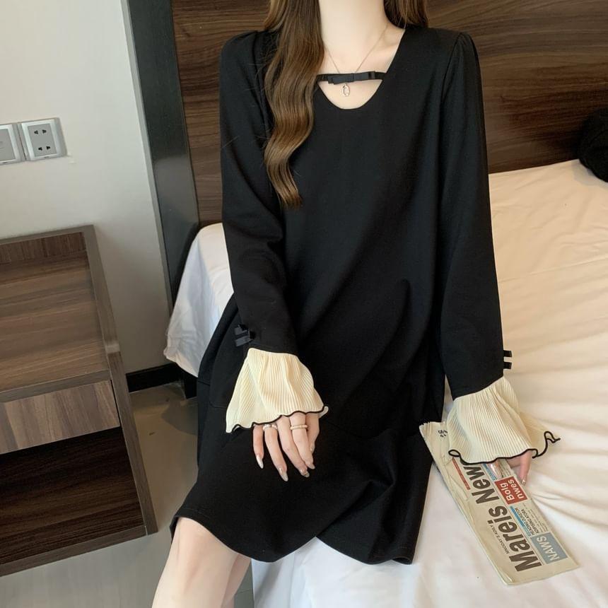 Long-Sleeve Scoop Neck Two Tone Bow Accent Flared Cuff Tunic Dress Product Image
