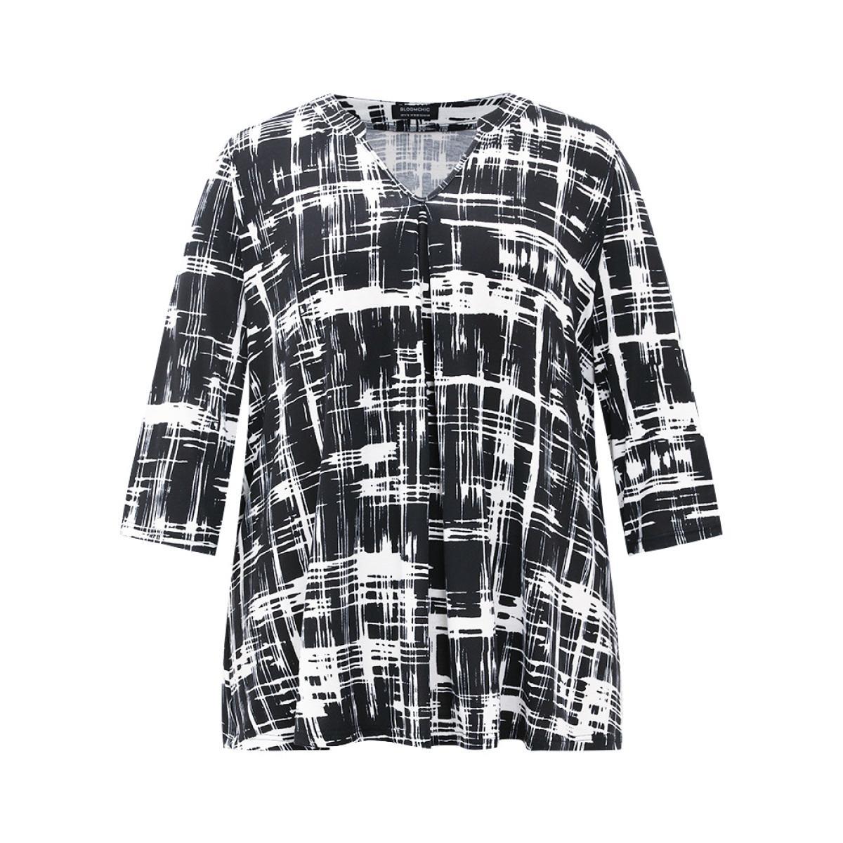 Plus Size Contrast Colorblock Notched Plicated T-shirt Black Women Elegant Contrast Colorblock Notched collar Dailywear T-shirts BloomChic 30/6X Product Image