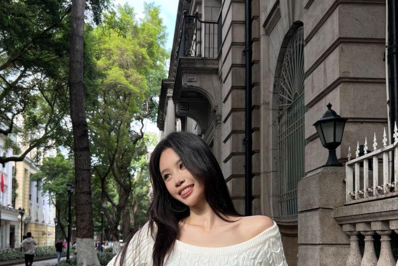 Scoop Neck Plain Cable Knit Sweater Product Image