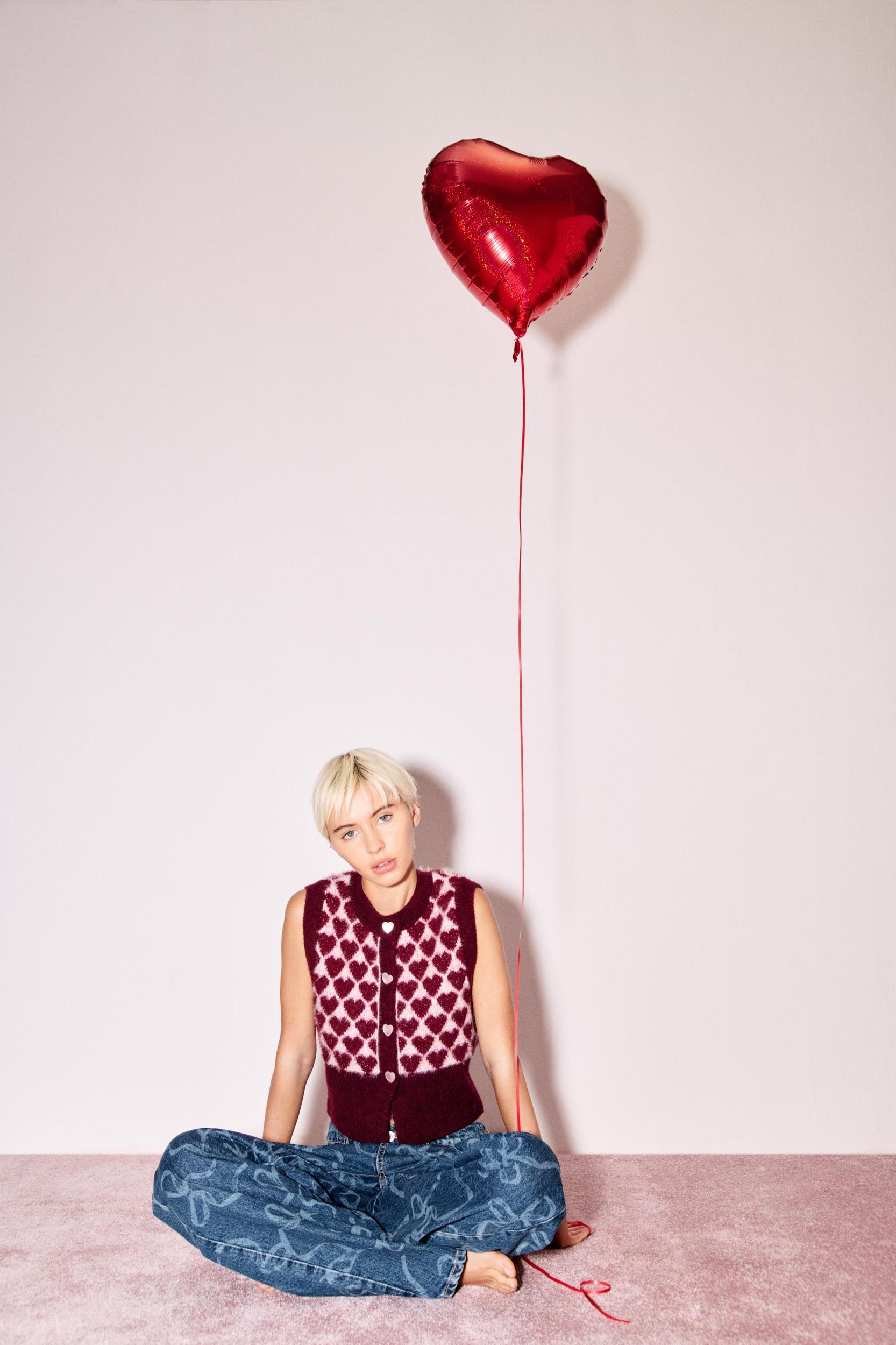 HEART JACQUARD KNIT VEST Product Image