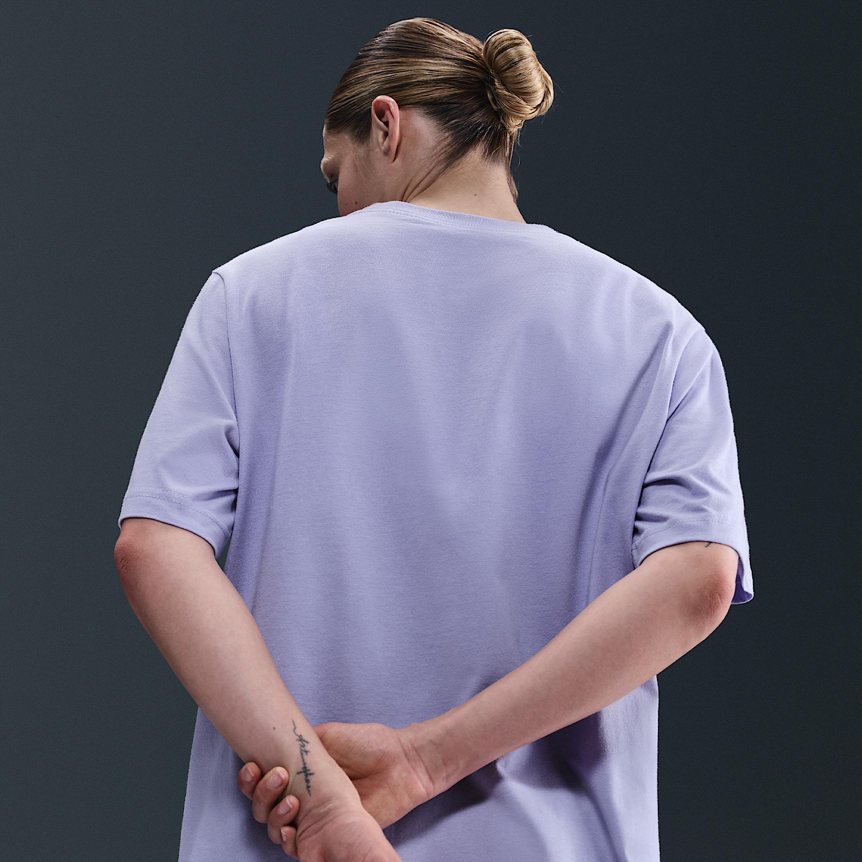 Nike Sportswear Essential Women's Graphic T-Shirt Product Image