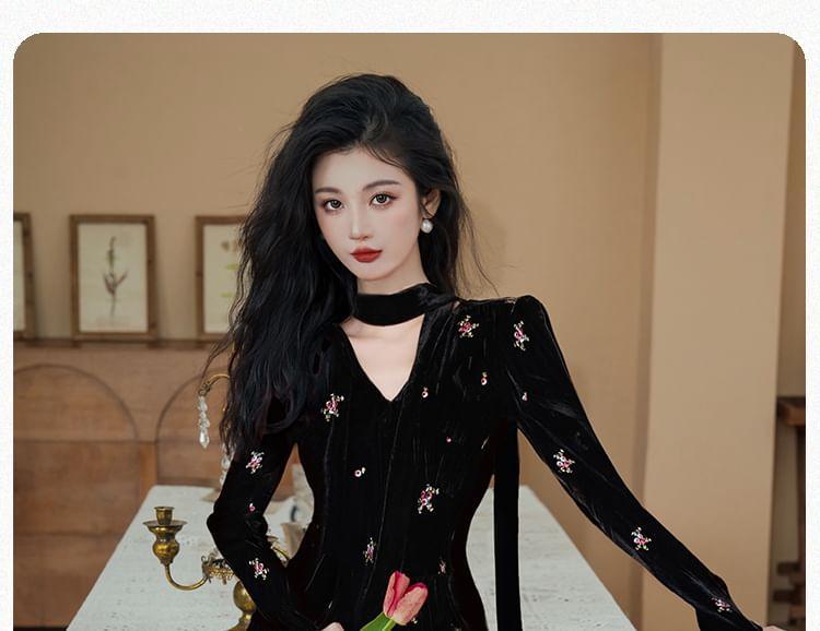 Long-Sleeve Cutout Velvet Maxi A-Line Dress Product Image