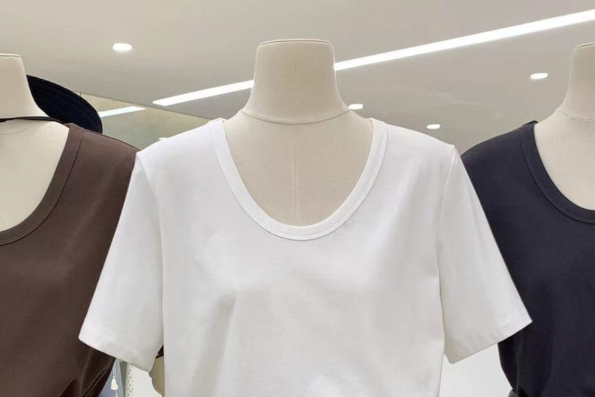 Short-Sleeve Scoop Neck Plain T-Shirt Product Image